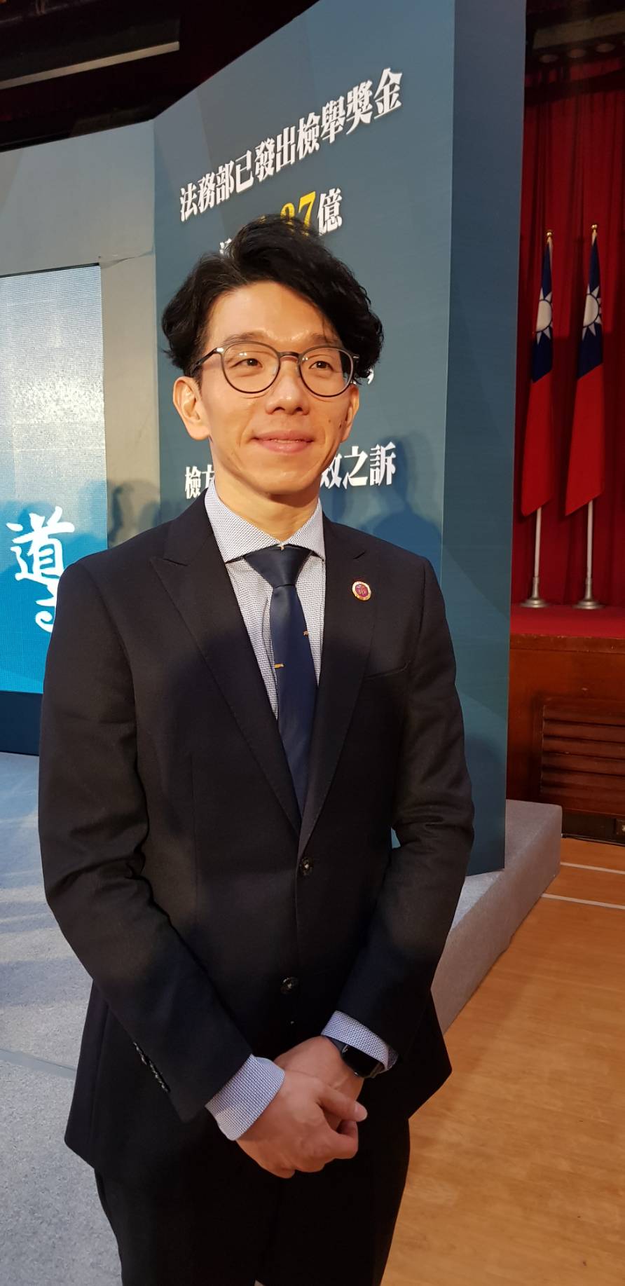 台中地檢署檢察官張凱傑（藝人張晨光姪子）擔綱演出法務部推出的「科技查賄」影片，展現政府查賄決心。   