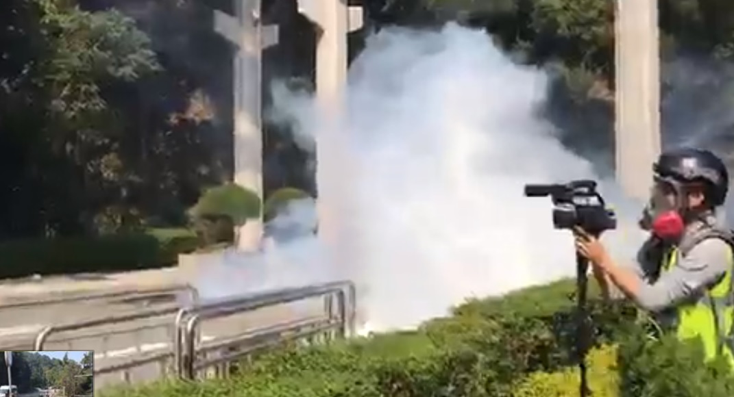 防暴警察於香港中文大學施放催淚彈。（翻攝網路直播畫面）