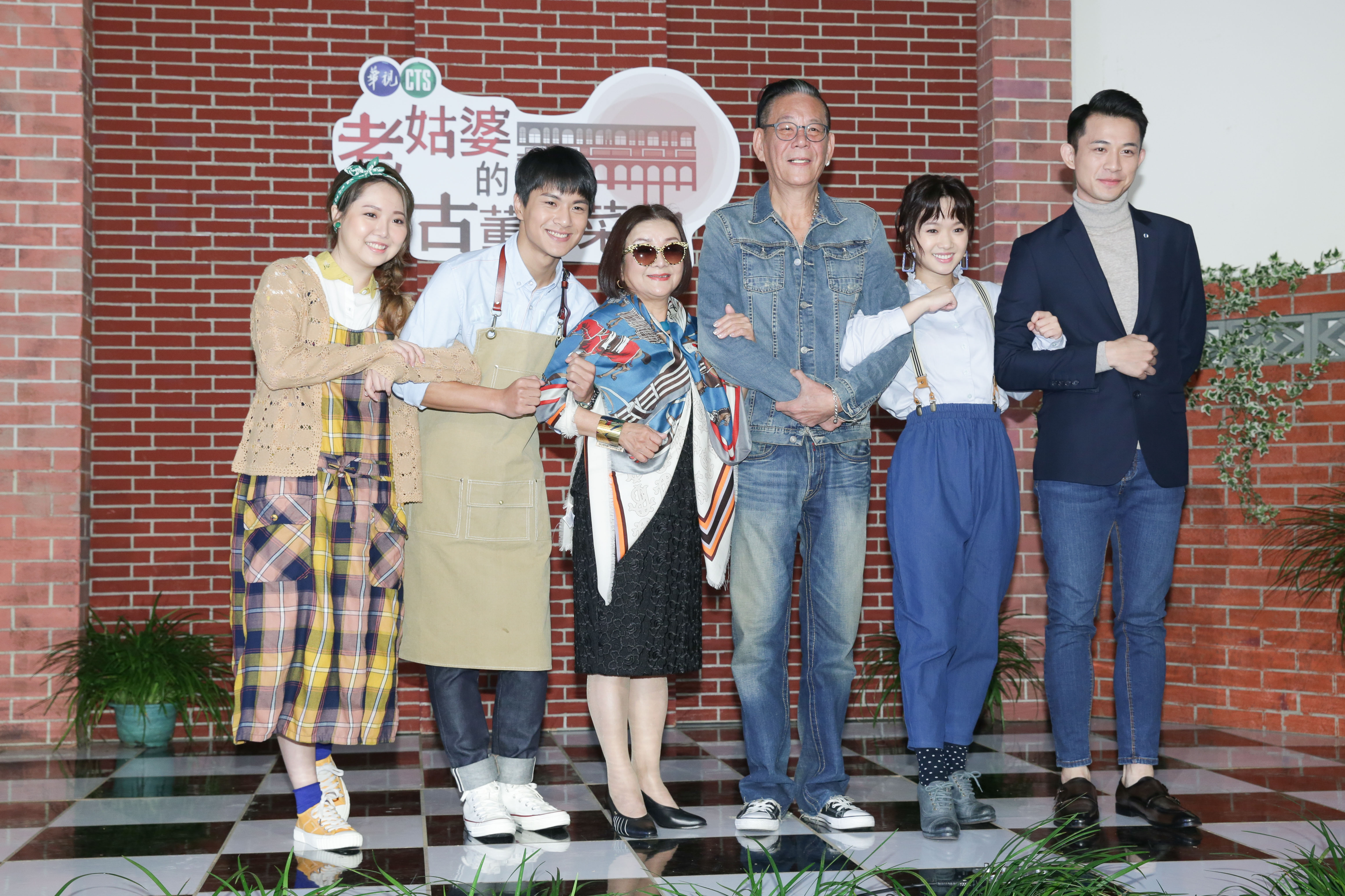 華視全新戲劇《老姑婆的古董老菜單》開鏡，主要演員出席，由左至右為：黃聖雅、李冠毅、吳秀珠、龍劭華、嚴正嵐、曾子益。