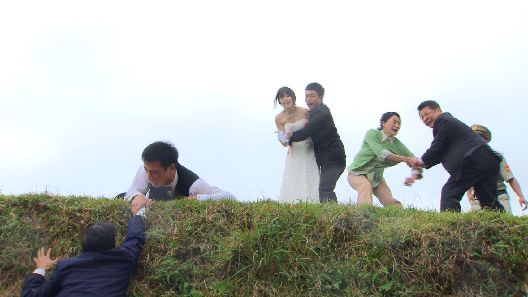 《多情城市》拍攝墜崖戲，場面浩大。（民視提供）