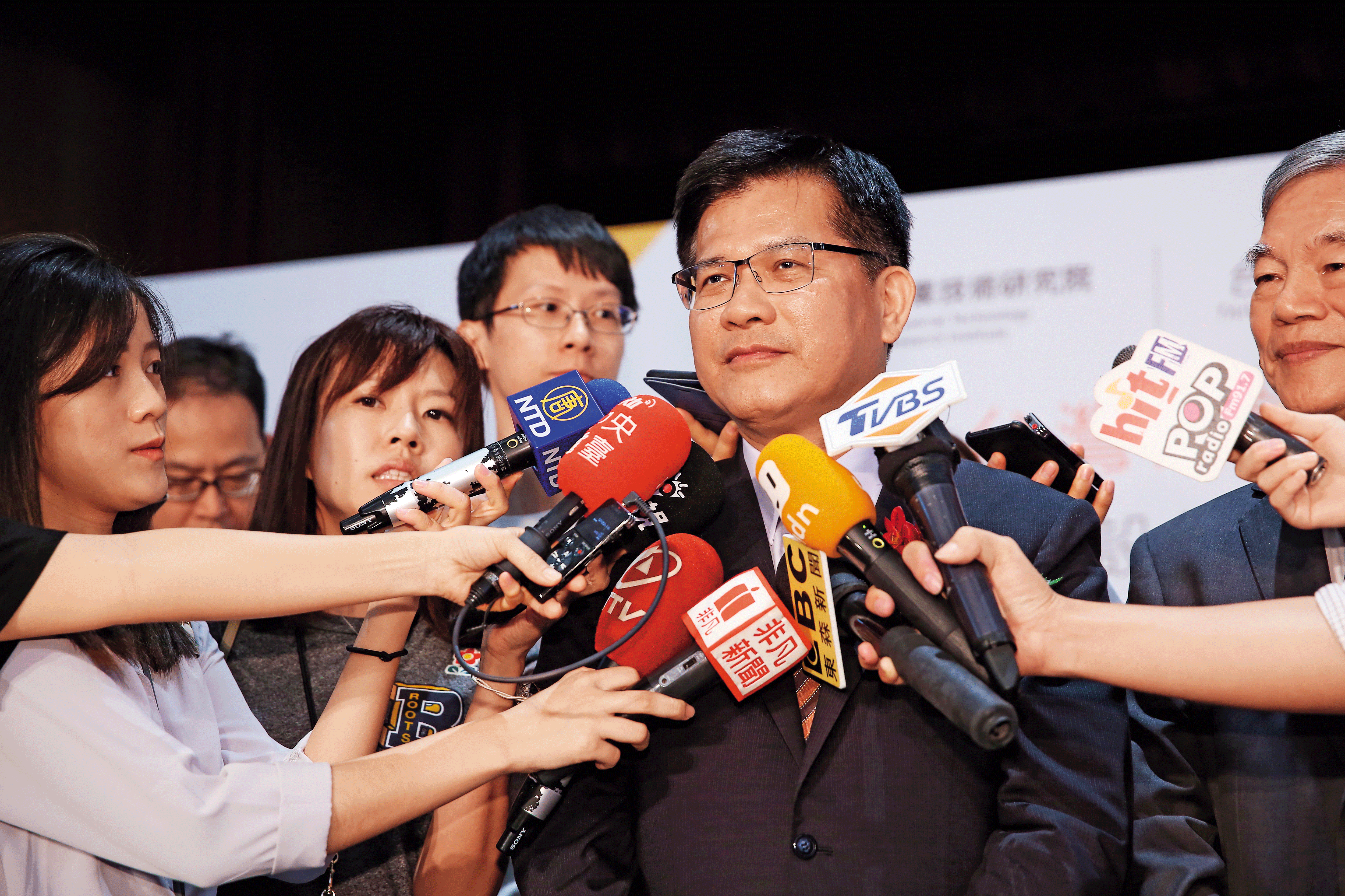 今年9月中，交通部長林佳龍（右）下令延長Uber條款開罰日。