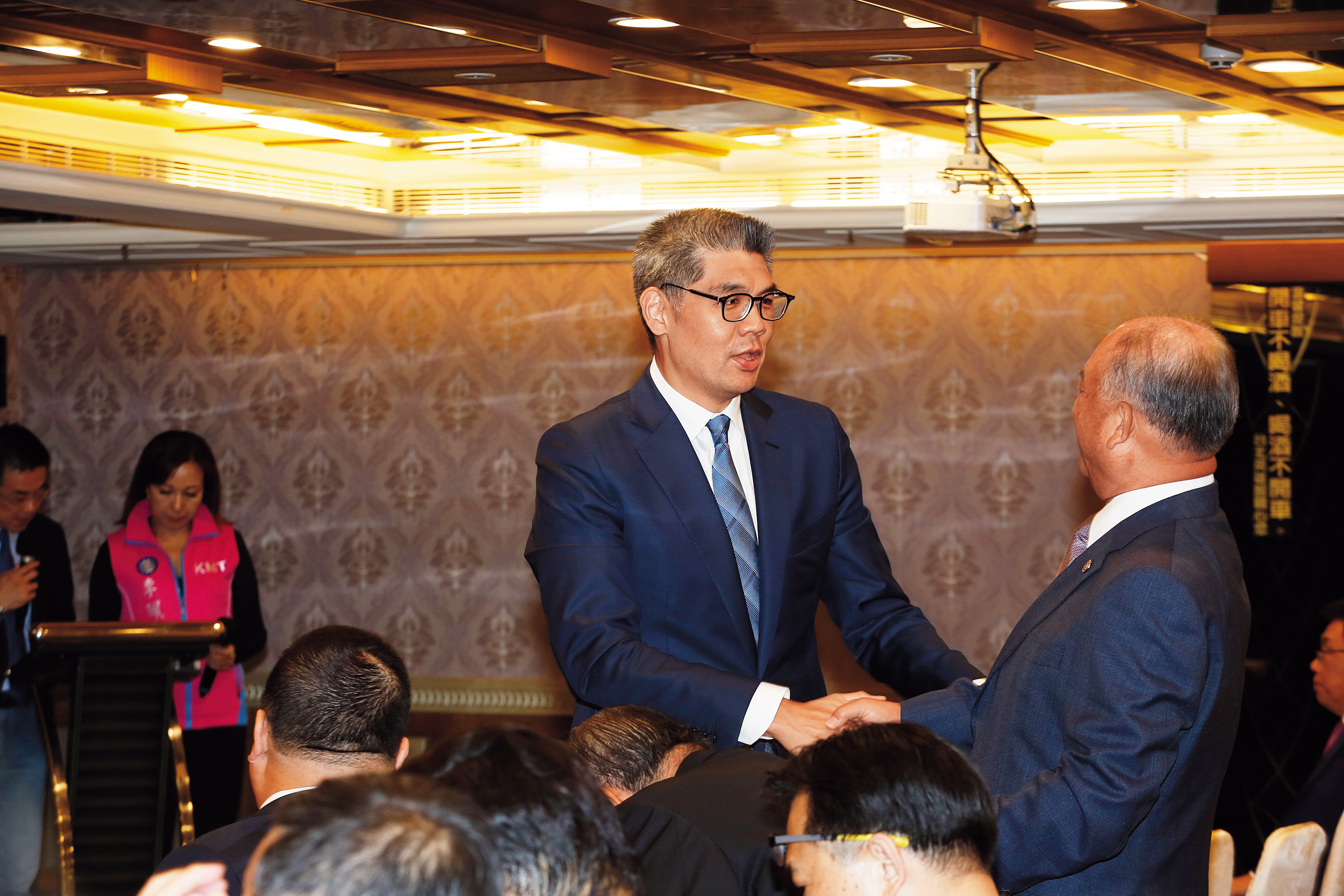 吳敦義自列不分區立委，引起連勝文（左）等中生代人馬不滿，埋下藍營未來分裂隱憂。