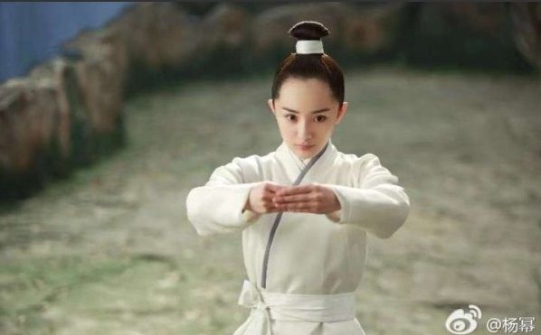 楊冪古裝劇《三生三世十里桃花》造型被質疑禿頭，她自嘲經不起批評，如果被批評就去植髮，幽默對待酸言酸語。（翻攝自微博）