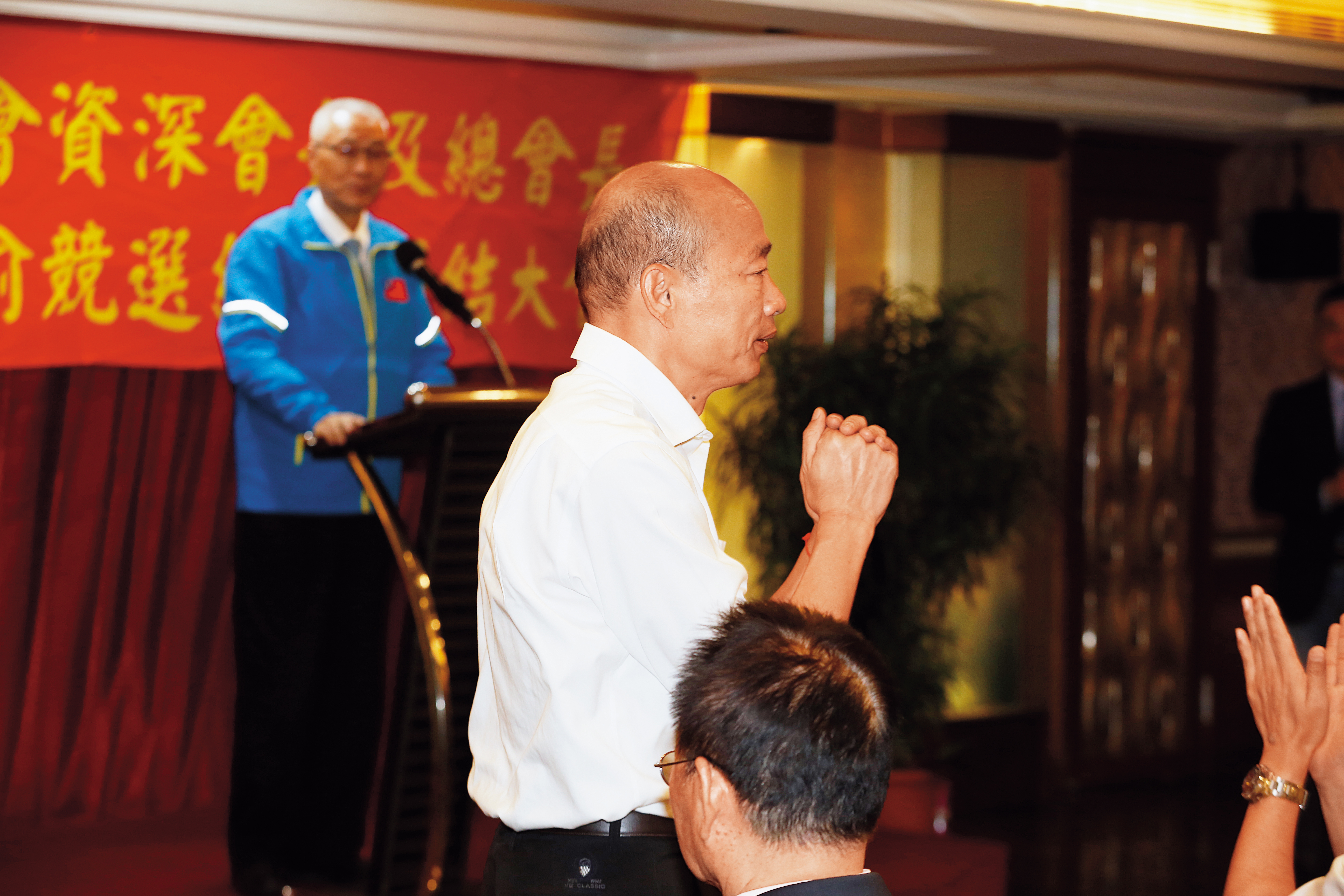 韓國瑜選情吃緊,未料自家人卻在背後因「位子」吵翻天。