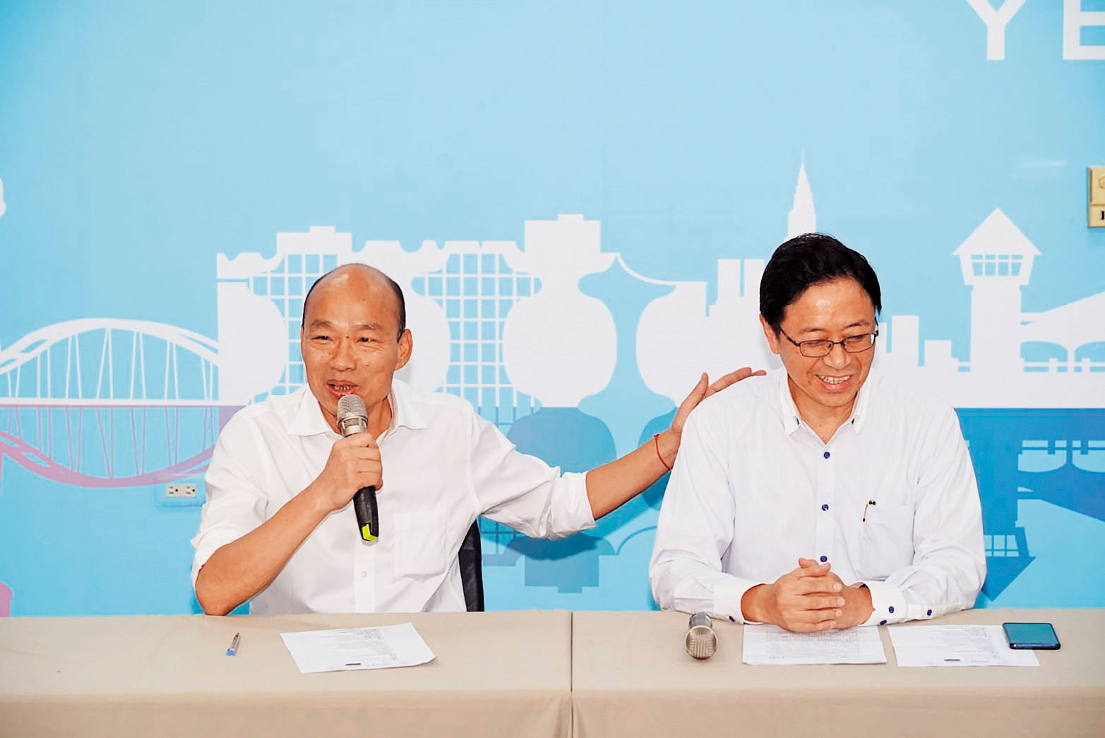 選戰剩不到2個月，韓國瑜（左）11日公布副手搭擋張善政（右），盼替選情加分。