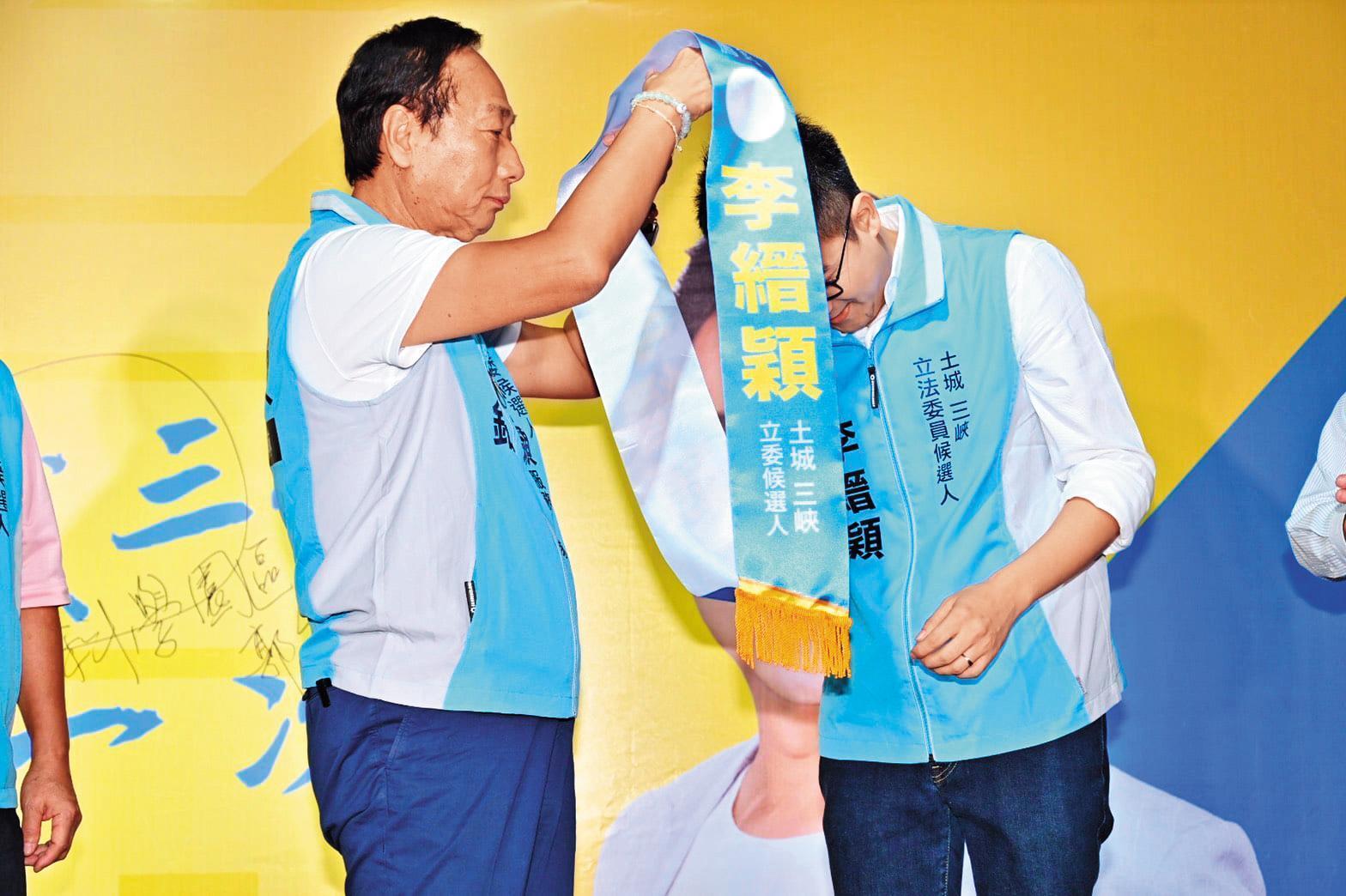 郭台銘(左)棄選總統後,部分「菁英藍」至今仍難下決心挺韓,轉而關注立委選情,並支持吳敦義進入國會。(翻攝李縉穎臉書)