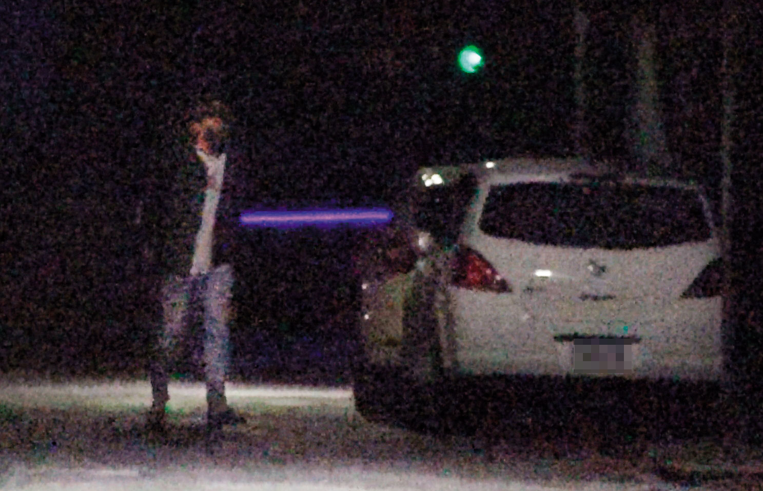 劉男戴上口罩、鴨舌帽，低調裝扮直奔學姐新北三重香閨，一下車便東張西望，確認沒可疑人士才從後門進入。