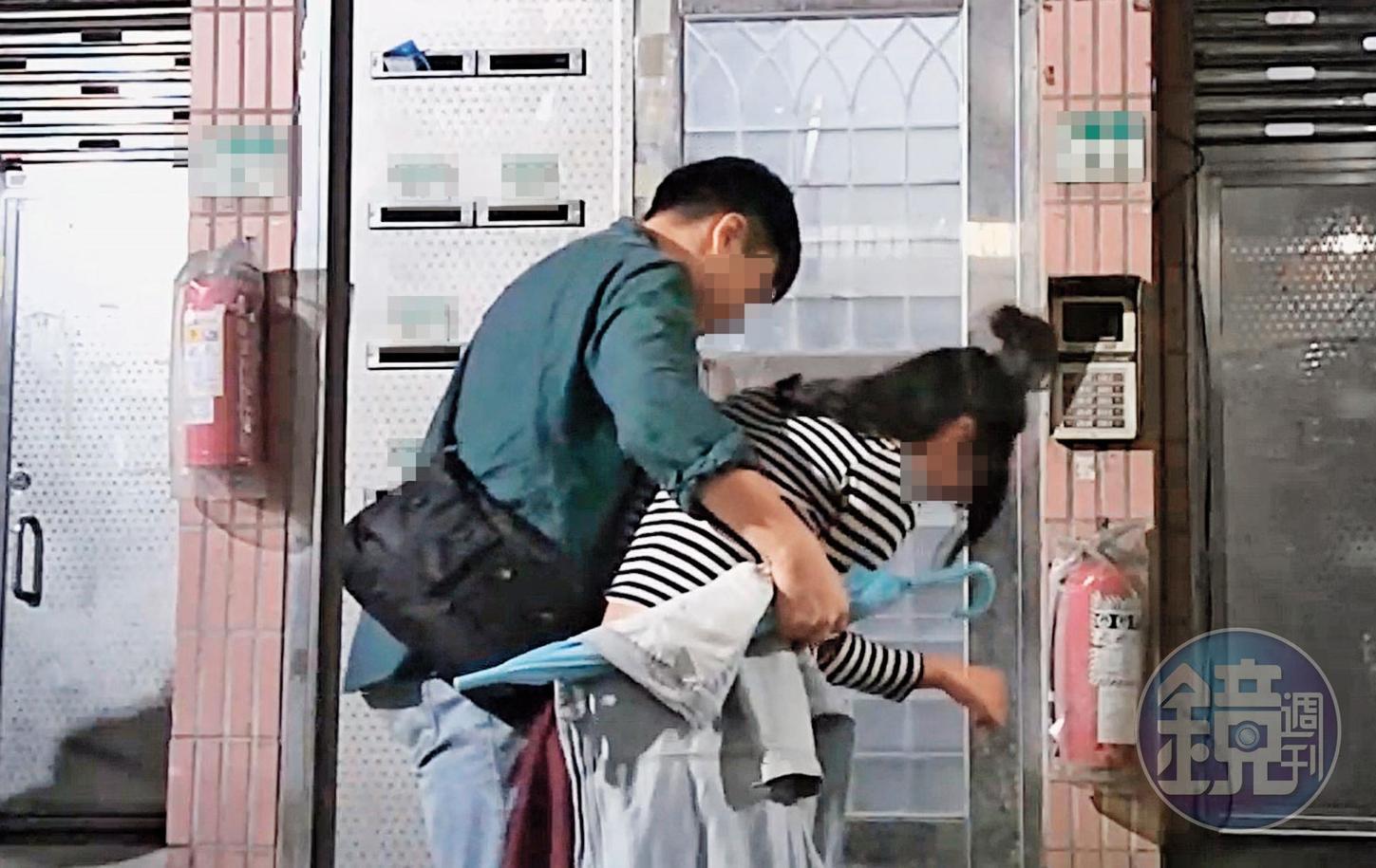 10/31 23:57本刊直擊,劉男仍與同是電視台記者的前女友同居,前女友這晚喝得爛醉回劉家,還需靠人攙扶。