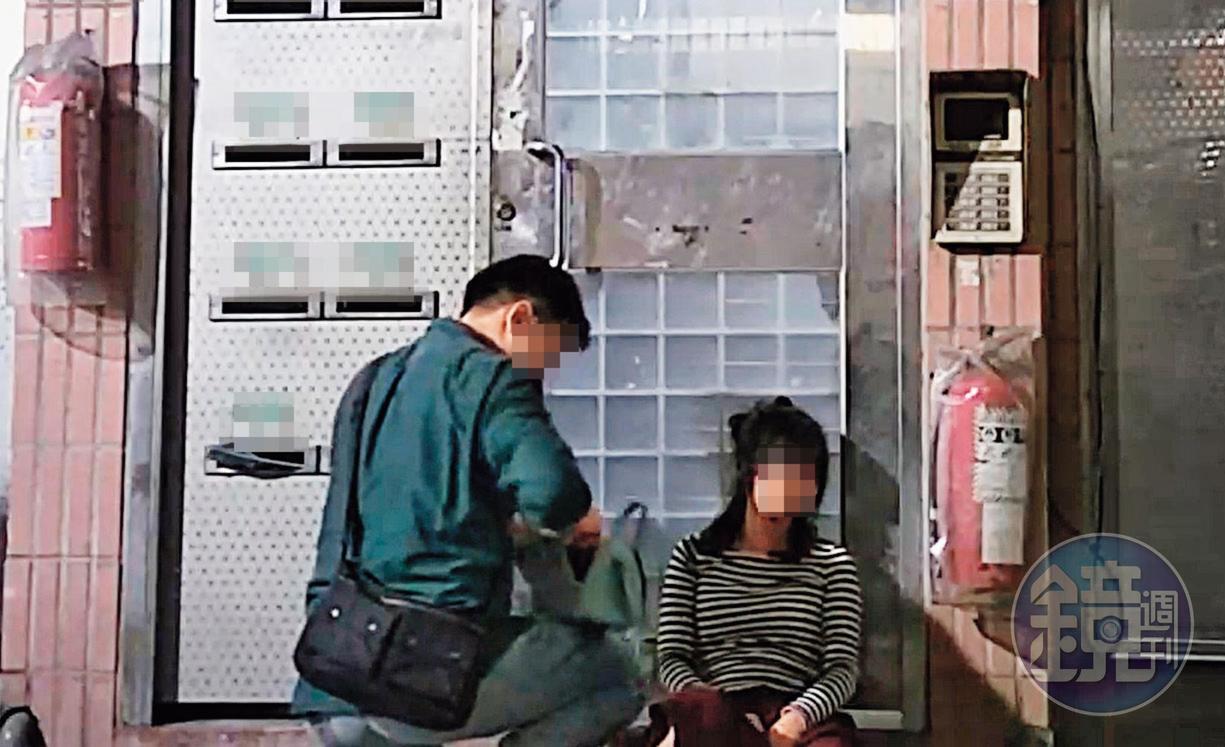 10/31 23:58劉男的前女友不勝酒力直接坐躺在劉家一樓大門口,但陪著他的卻不是劉男。