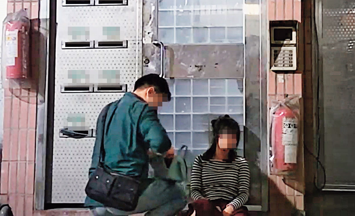 10/31 23:58劉男的前女友不勝酒力直接坐躺在劉家一樓大門口，但陪著他的卻不是劉男。