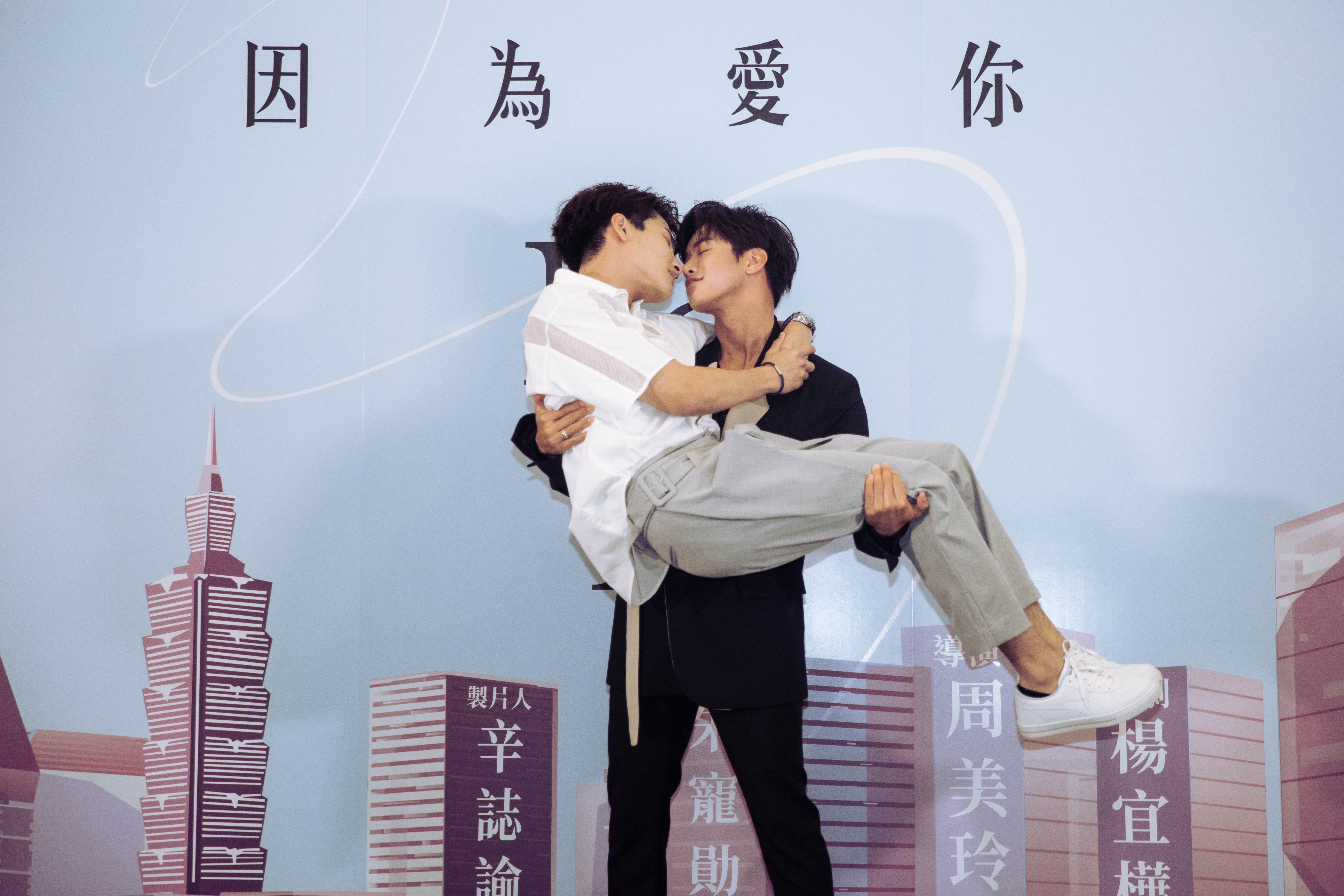 李時剛（右）、張又瑋（左）記者會現場玩起親密遊戲。（達騰娛樂提供）