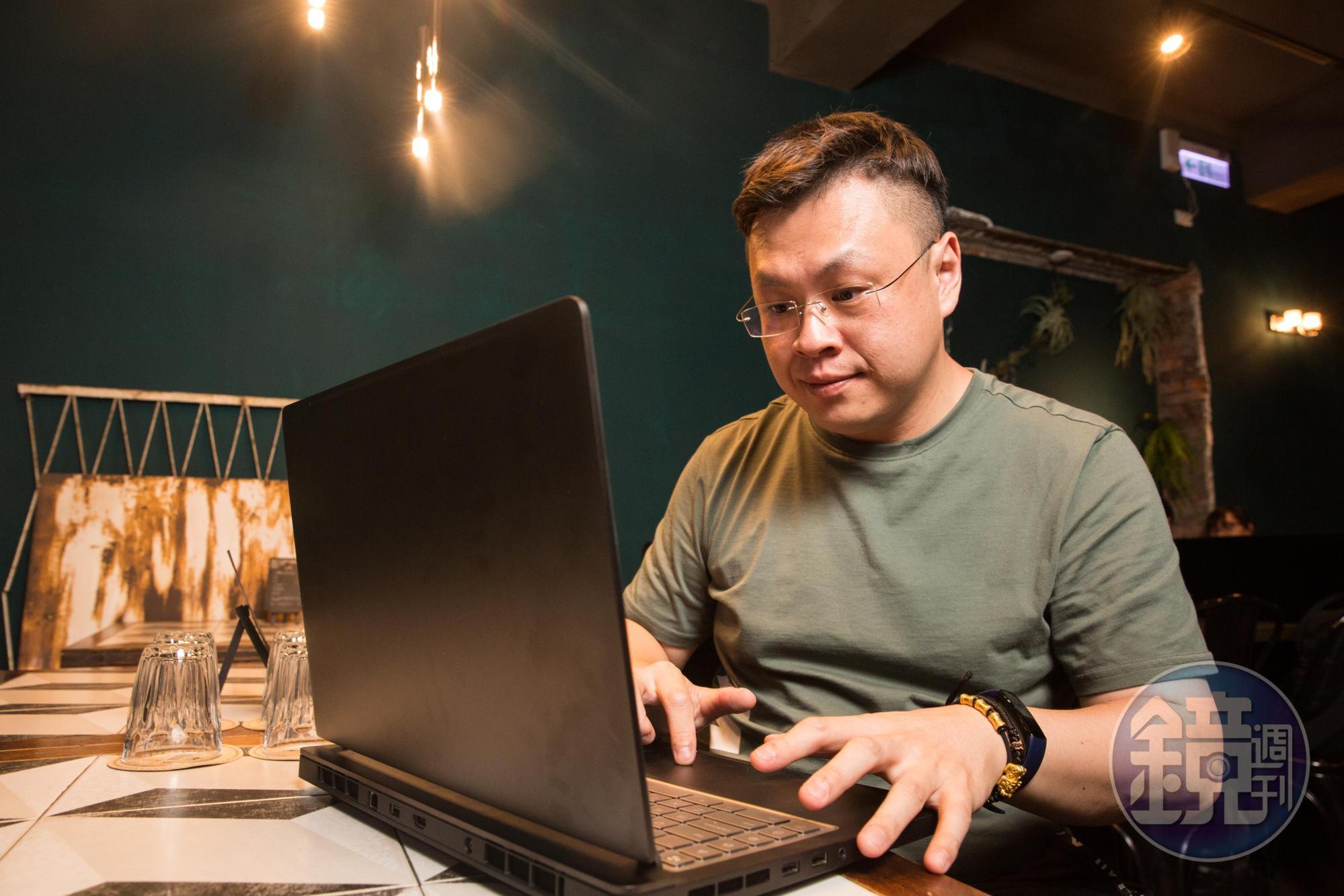 馮文宏平時用的筆電是電競級的，他笑說不管是要看盤操作，還是打遊戲，速度都比較快。