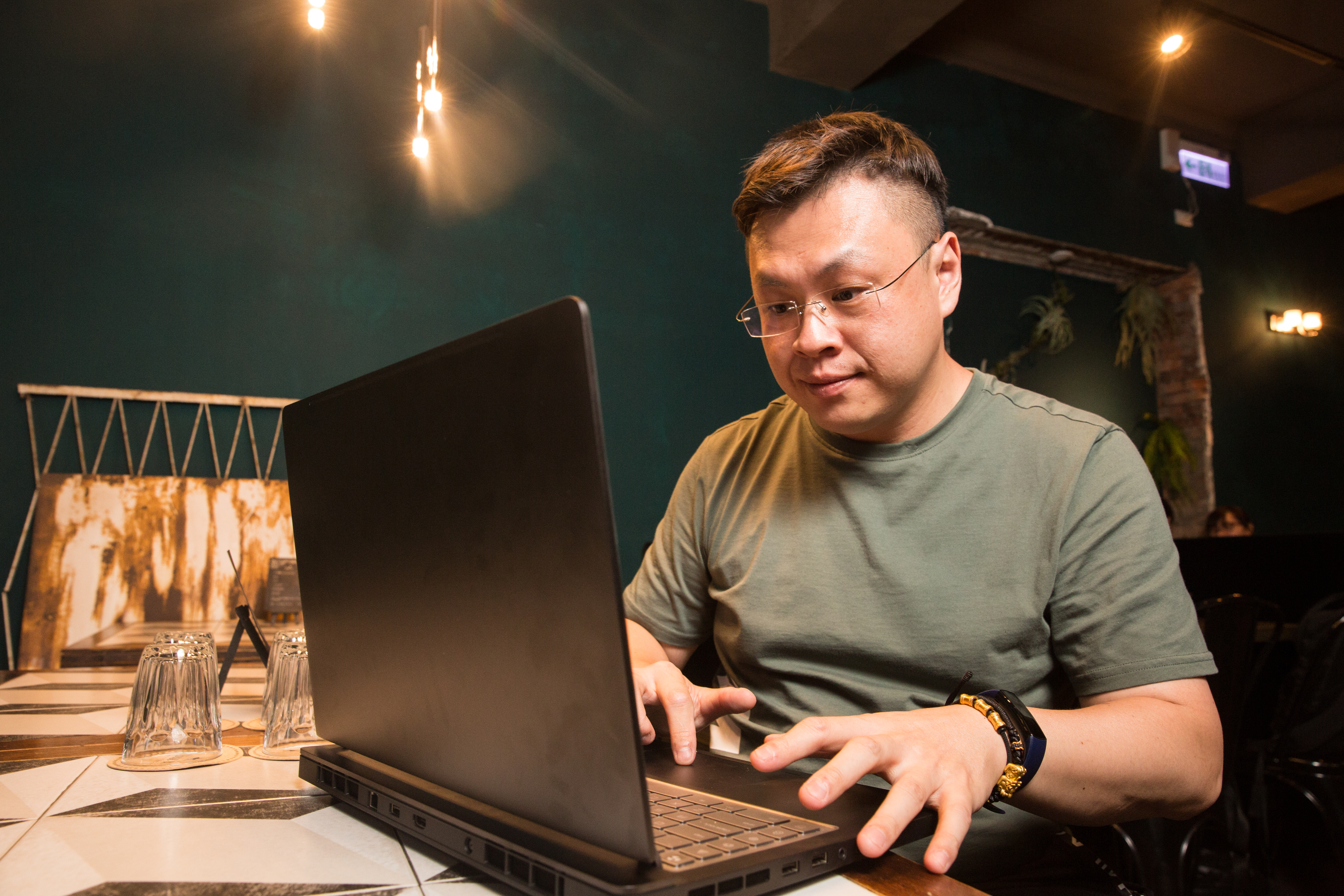 馮文宏平時用的筆電是電競級的，他笑說不管是要看盤操作，還是打遊戲，速度都比較快。