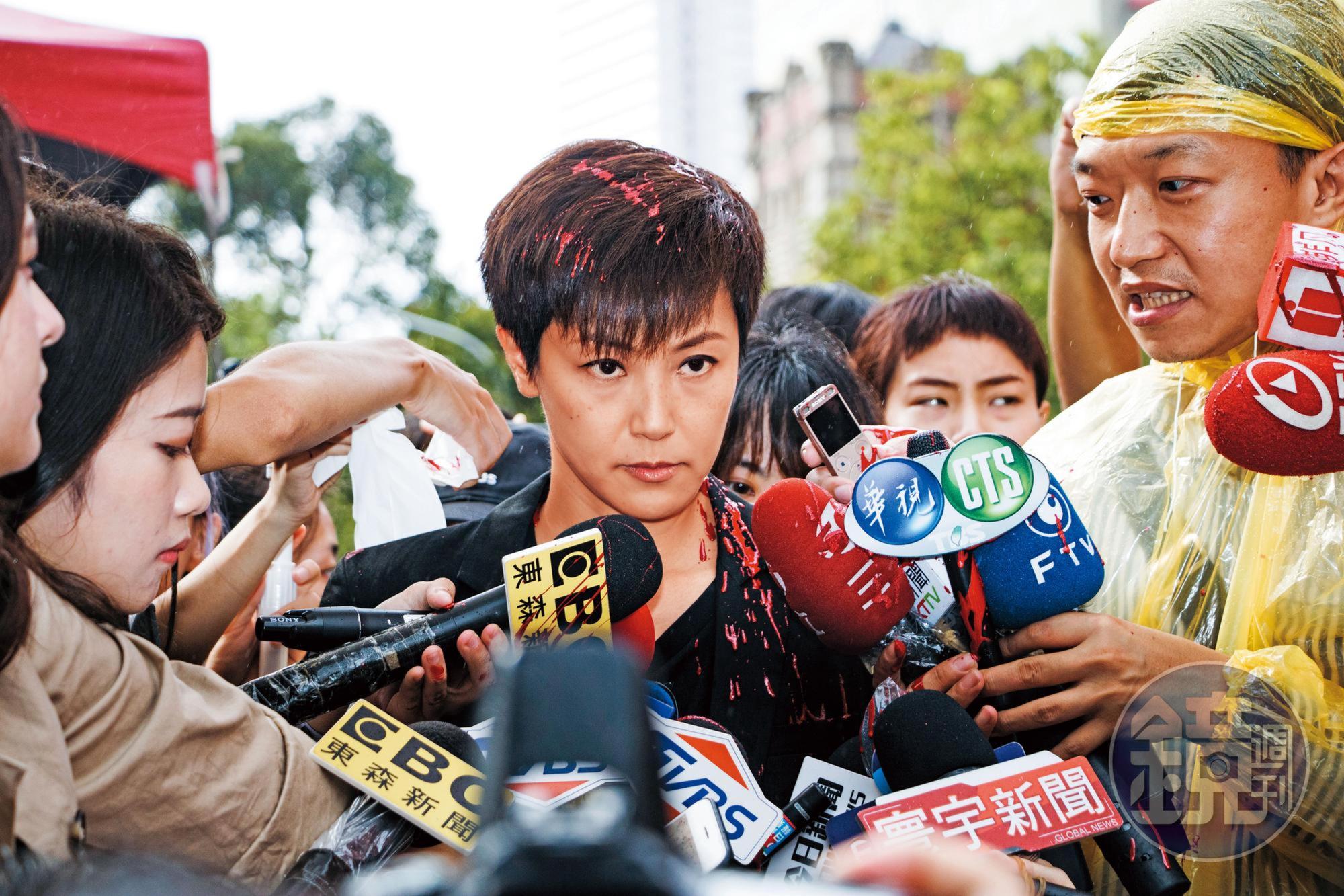 藝人何韻詩參加929台港大遊行時,遭統促黨人士從後方突襲潑紅漆。