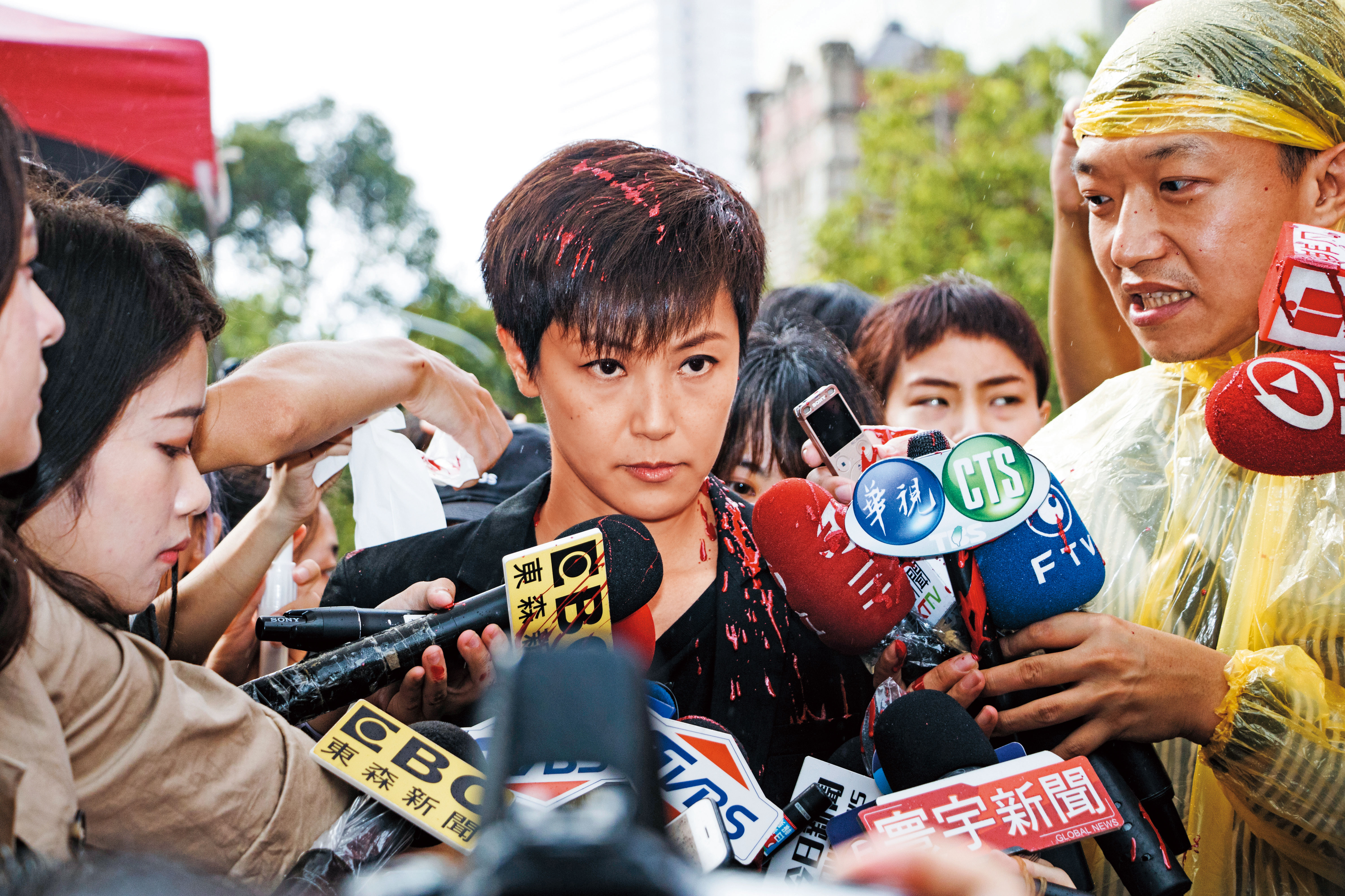 藝人何韻詩參加929台港大遊行時，遭統促黨人士從後方突襲潑紅漆。