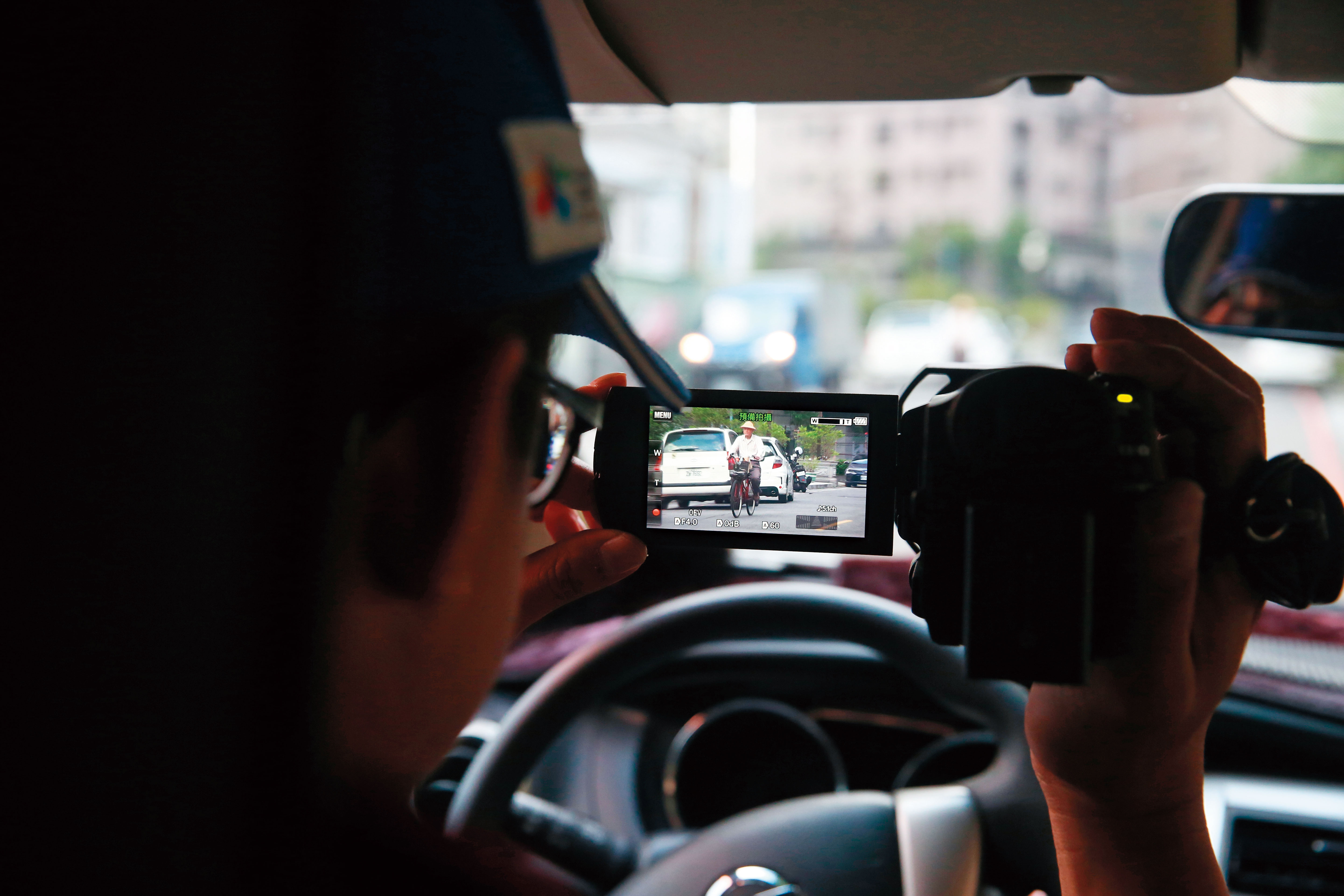 徵信業者通常會以跟監方式執行任務，若在對象手機中植入間諜程式則為觸法行為。（圖為示意畫面）