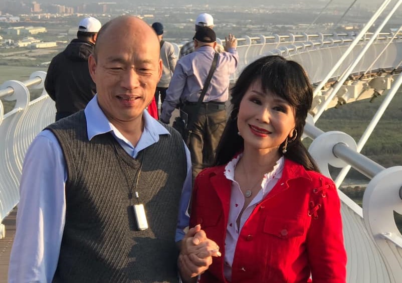 旅美資深藝人張琍敏（右）為了投票返台3個月，表示將為國民黨總統候選人韓國瑜（左）助選。（翻攝自張琍敏臉書）