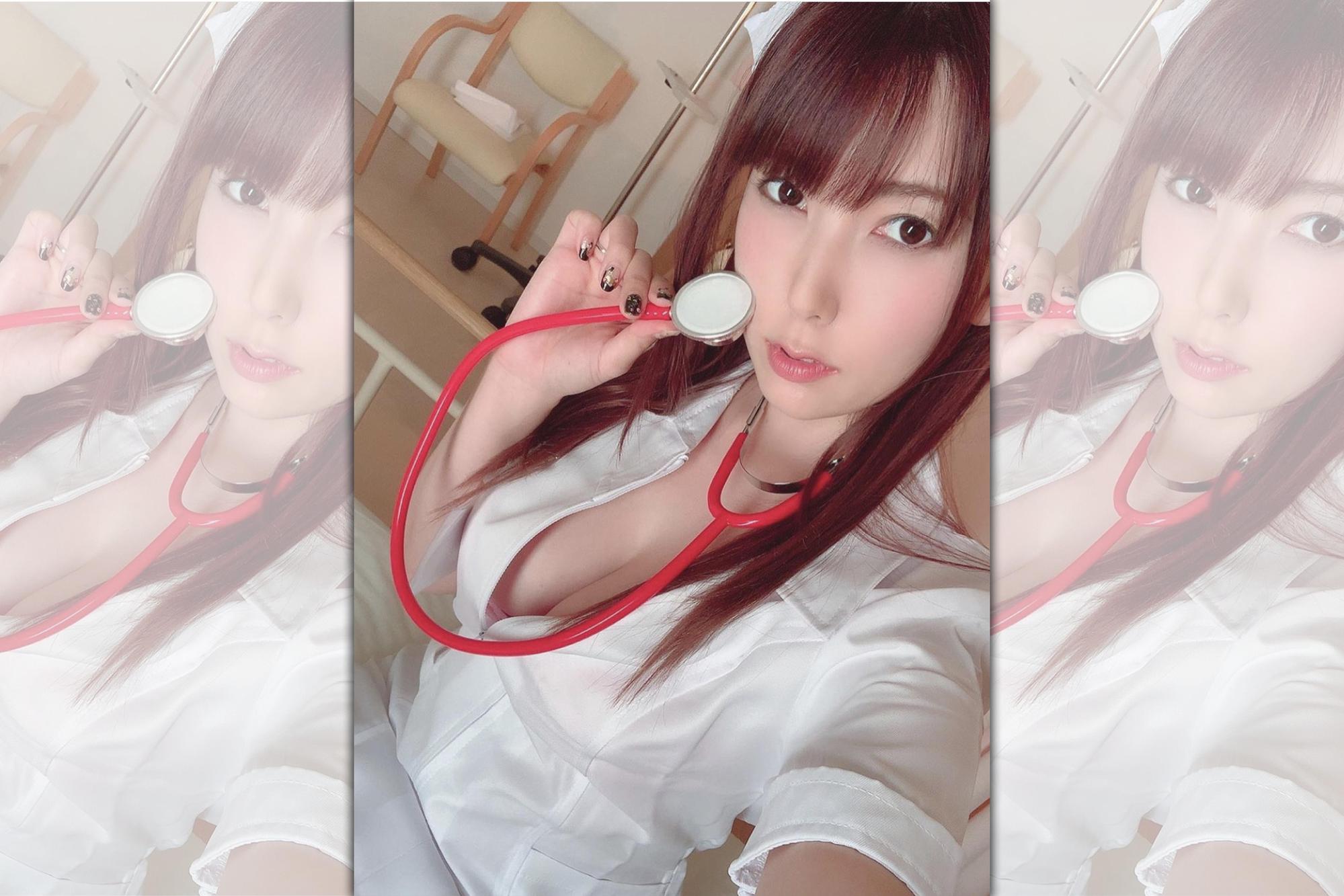 波多野結衣穿上護士服小露性感。(翻攝自波多野結衣IG)