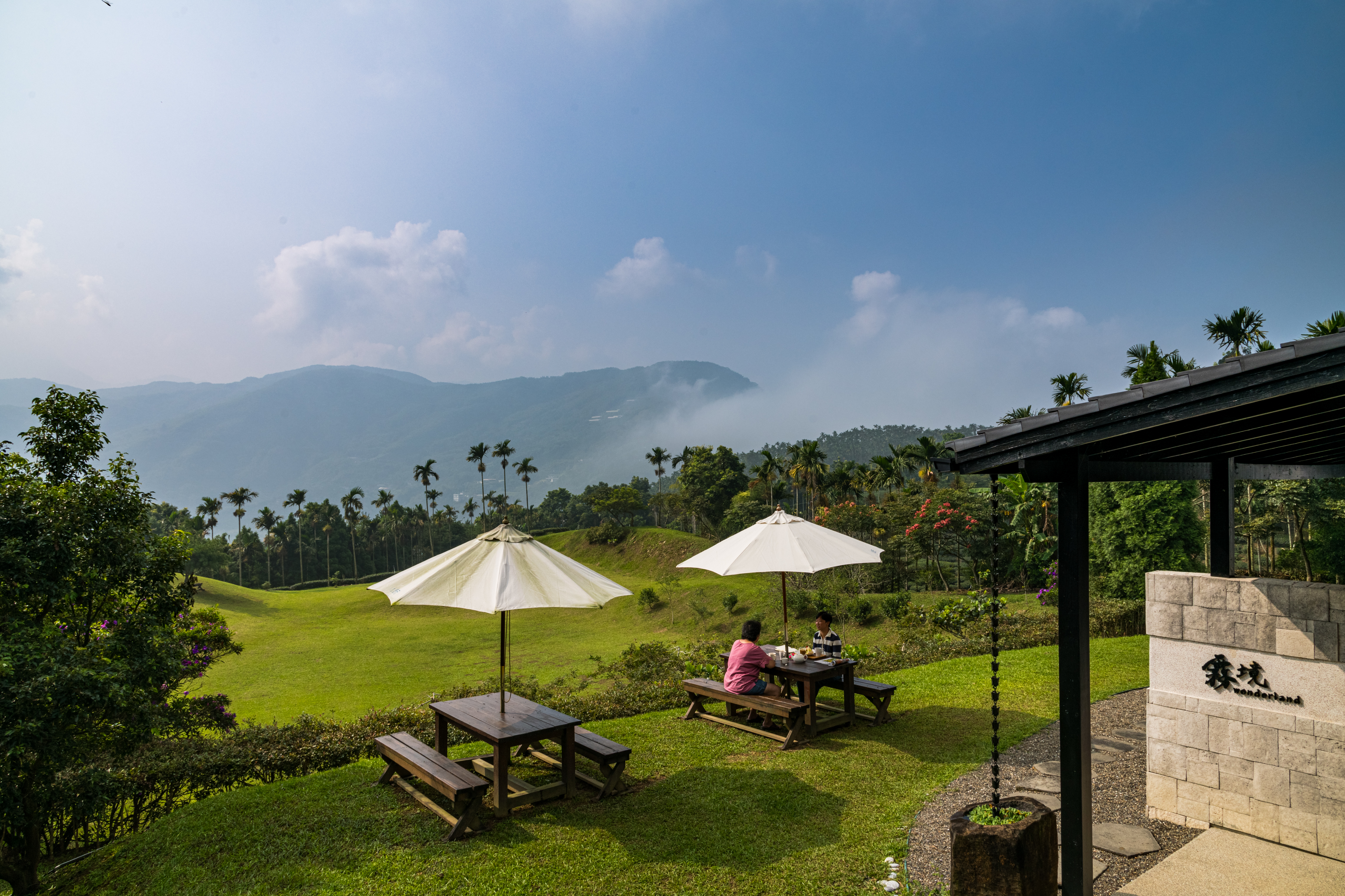 民宿前廣大的草原是一大特色，一眼望去山巒層疊。