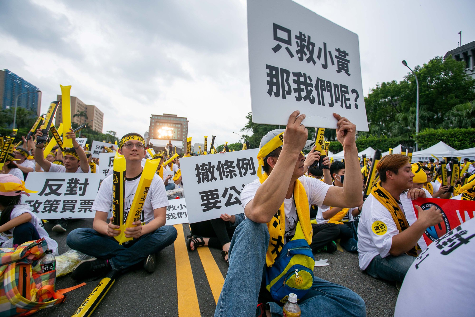 Uber條款正式上路，明定司機需靠照、掛牌，傳出計程車掛牌價被哄抬至一張20萬元以上。（翻攝自Uber臉書）