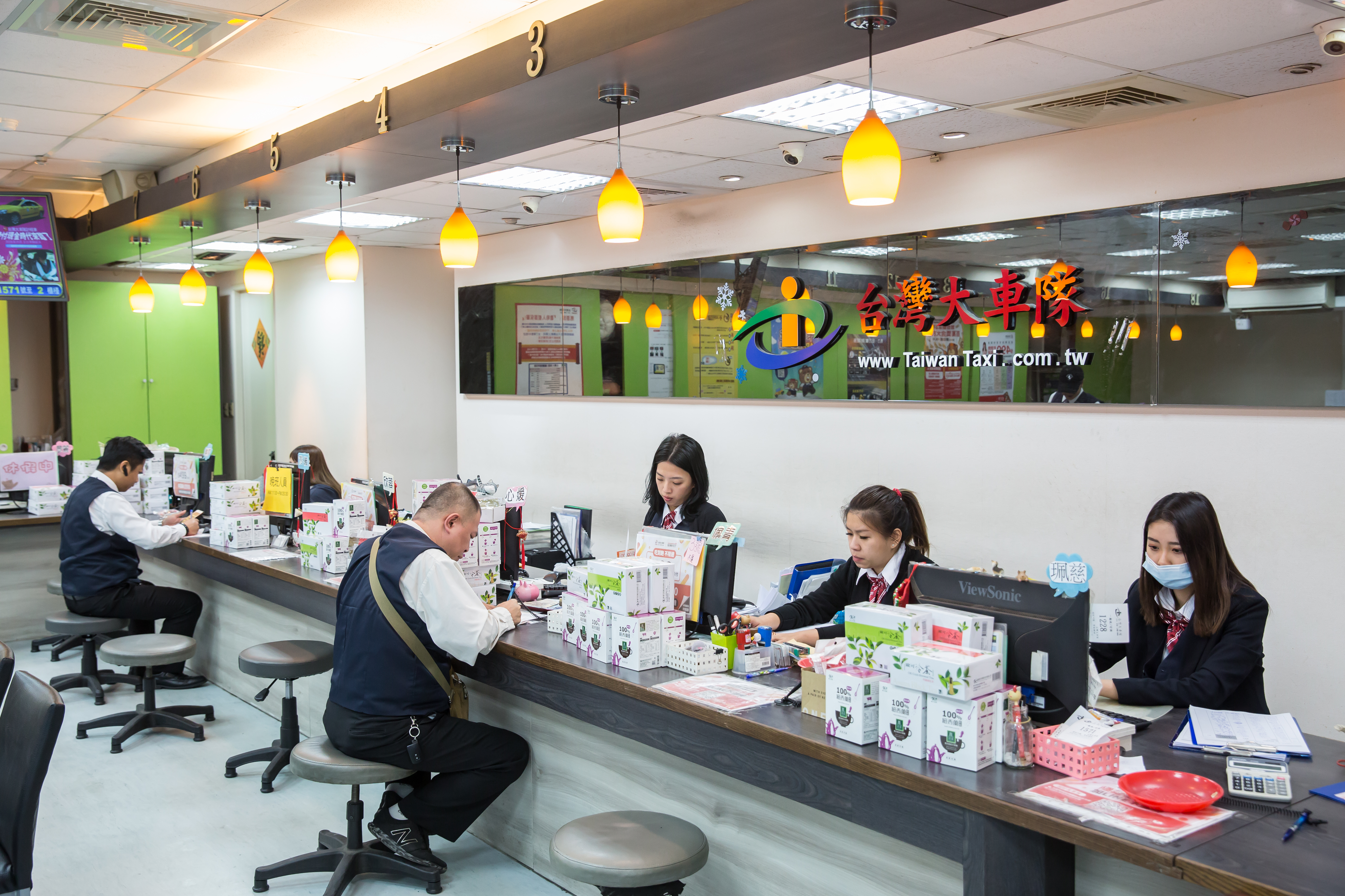 台灣大車隊總部位在台北市濱江街，占地2,000坪，是小黃運將們專屬的祕密基地。