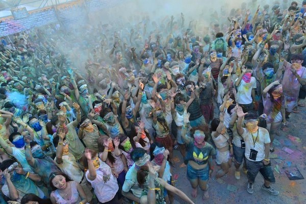 八仙塵爆案纏訟4年多，11名被告獲不起訴定讞。圖為2015年八仙樂園彩色派對畫面。（wikipedia／Jrs1203拍攝）