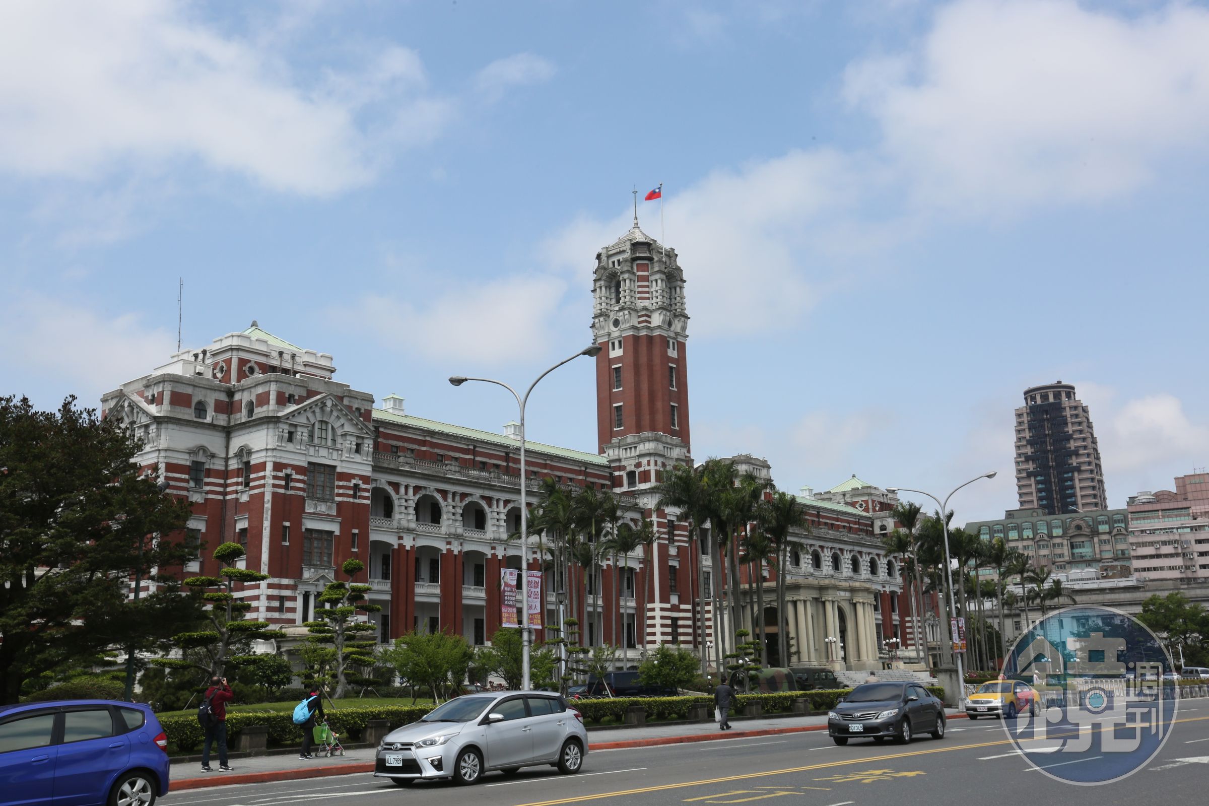 總統府禮賓同仁制服，未來將開放褲子、裙子可自由選擇。