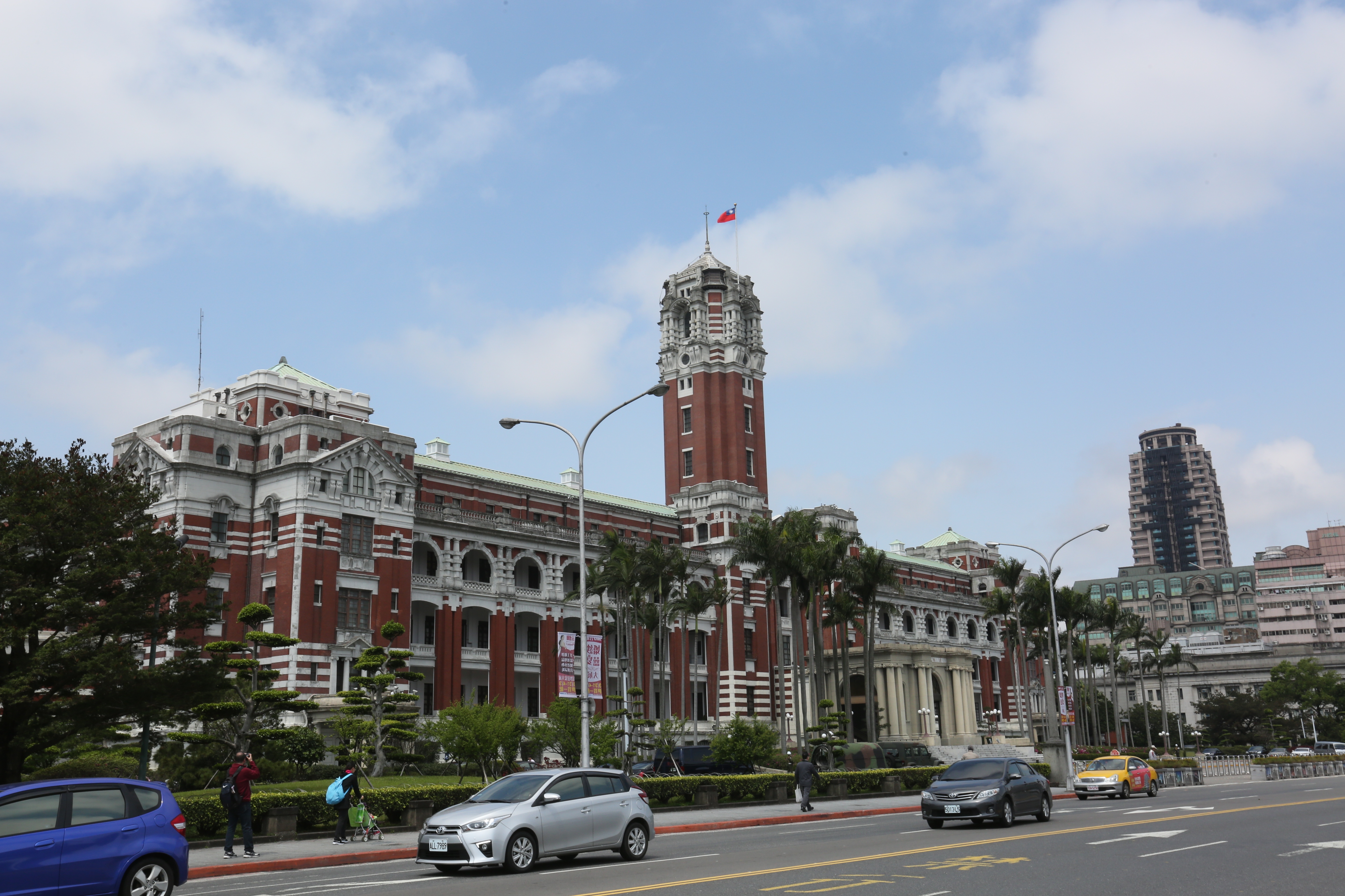 總統府禮賓同仁制服，未來將開放褲子、裙子可自由選擇。