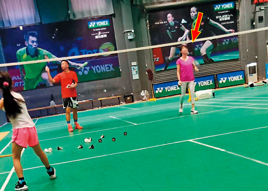 讀者目擊張劭緯赴上海後，常和小孩同學的家長（箭頭處）打羽球，中場休息時，兩人也黏在一起。（讀者提供）