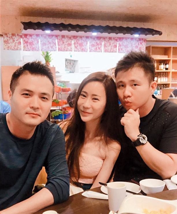被爆與羽球教練(左)互動親密後,安晨妤(中)曾在臉書放上和老公(右)、教練的3P同框照澄清。(翻攝自安晨妤臉書)