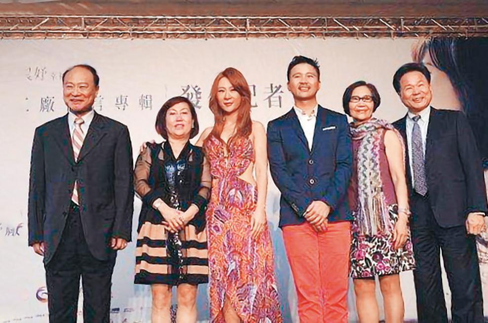 安晨妤(左三)曾頂著「元祖少奶奶」封號發片,當時家人皆站台助陣,老公張劭緯(右三)也現身力挺。(大京娛樂提供)