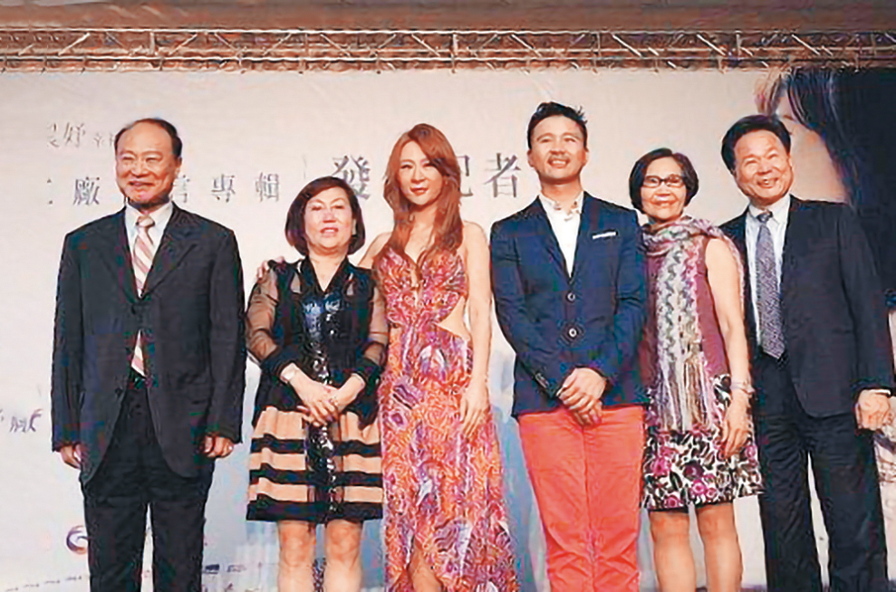 安晨妤(左三)曾頂著「元祖少奶奶」封號發片,當時家人皆站台助陣,老公張劭緯(右三)也現身力挺。(大京娛樂提供)