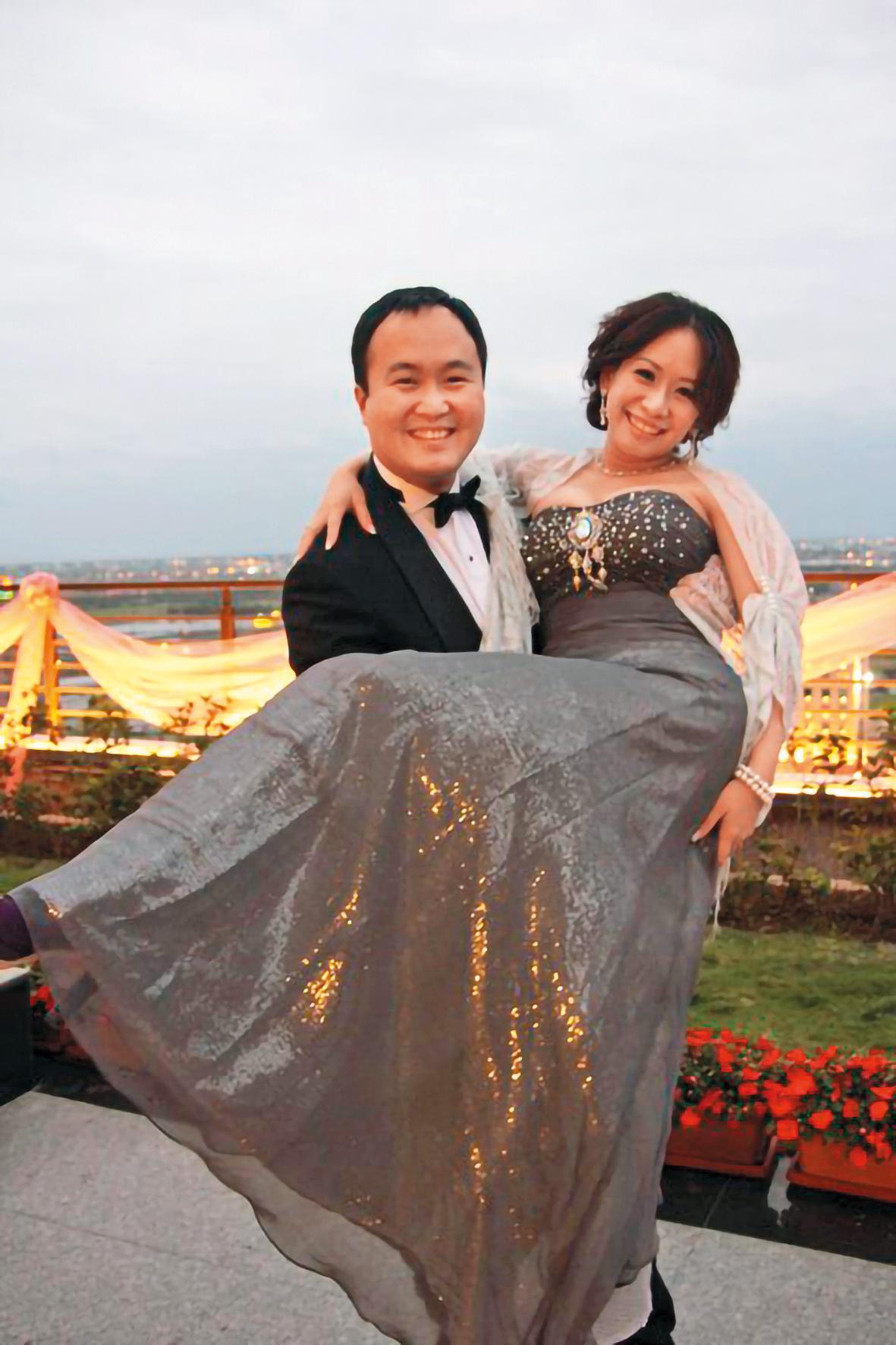 元祖食品大少東張乙濤(左)與藍婉綺(右)於2006年結婚、育有3名子女,但台北地院已於2016年3月間判准雙方離婚。(翻攝自張乙濤臉書)