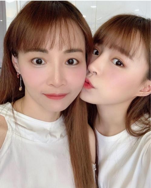 元元（右）與元媽（左）感情甚篤，網友形容母女倆看起來像雙胞胎。（翻攝自元元IG）