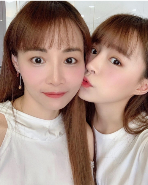 元元（右）與元媽（左）感情甚篤，網友形容母女倆看起來像雙胞胎。（翻攝自元元IG）