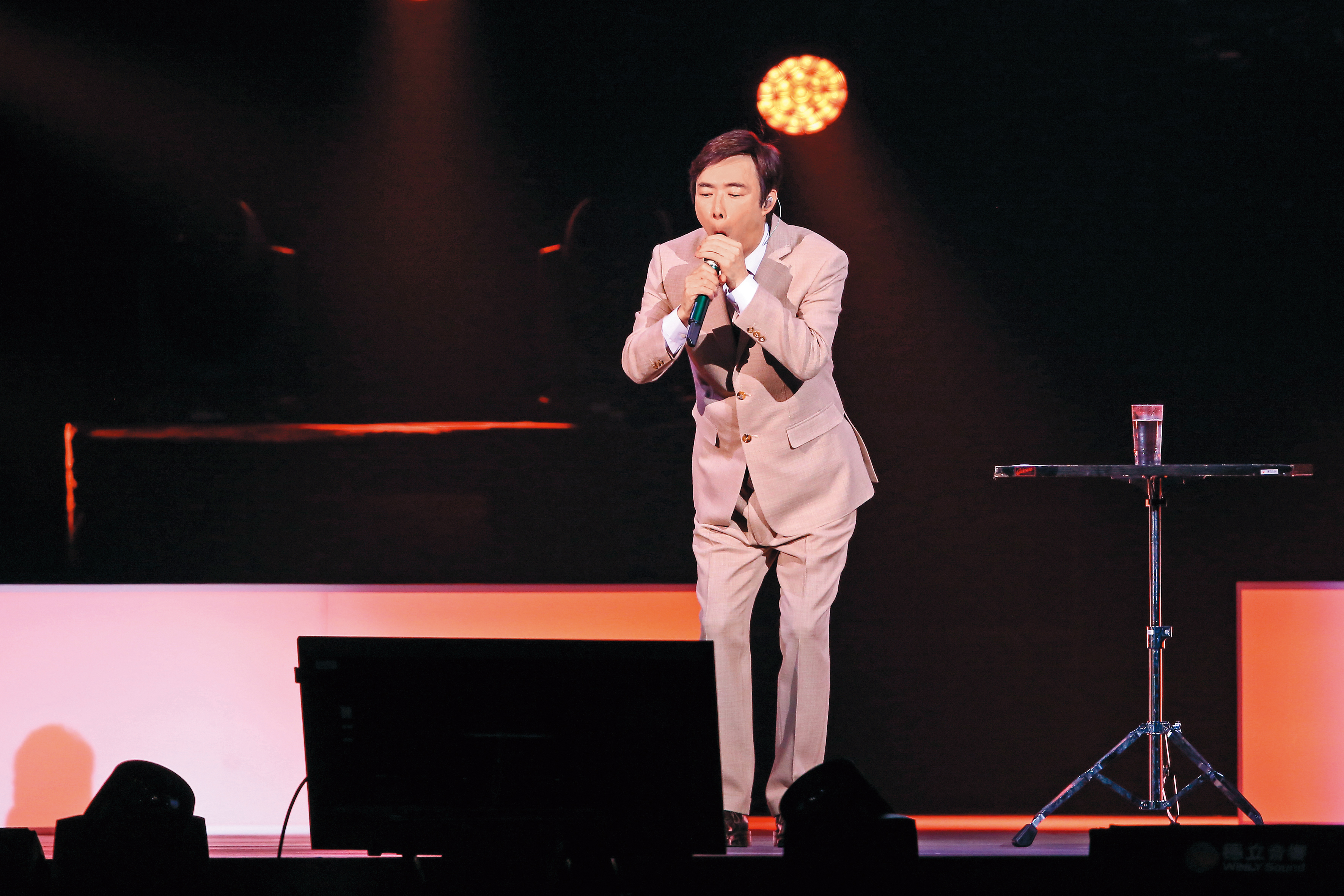 愛開黃腔的費玉清，在台上也不忘大秀自己的口技，加上肢體動作，感覺相當得心應手。