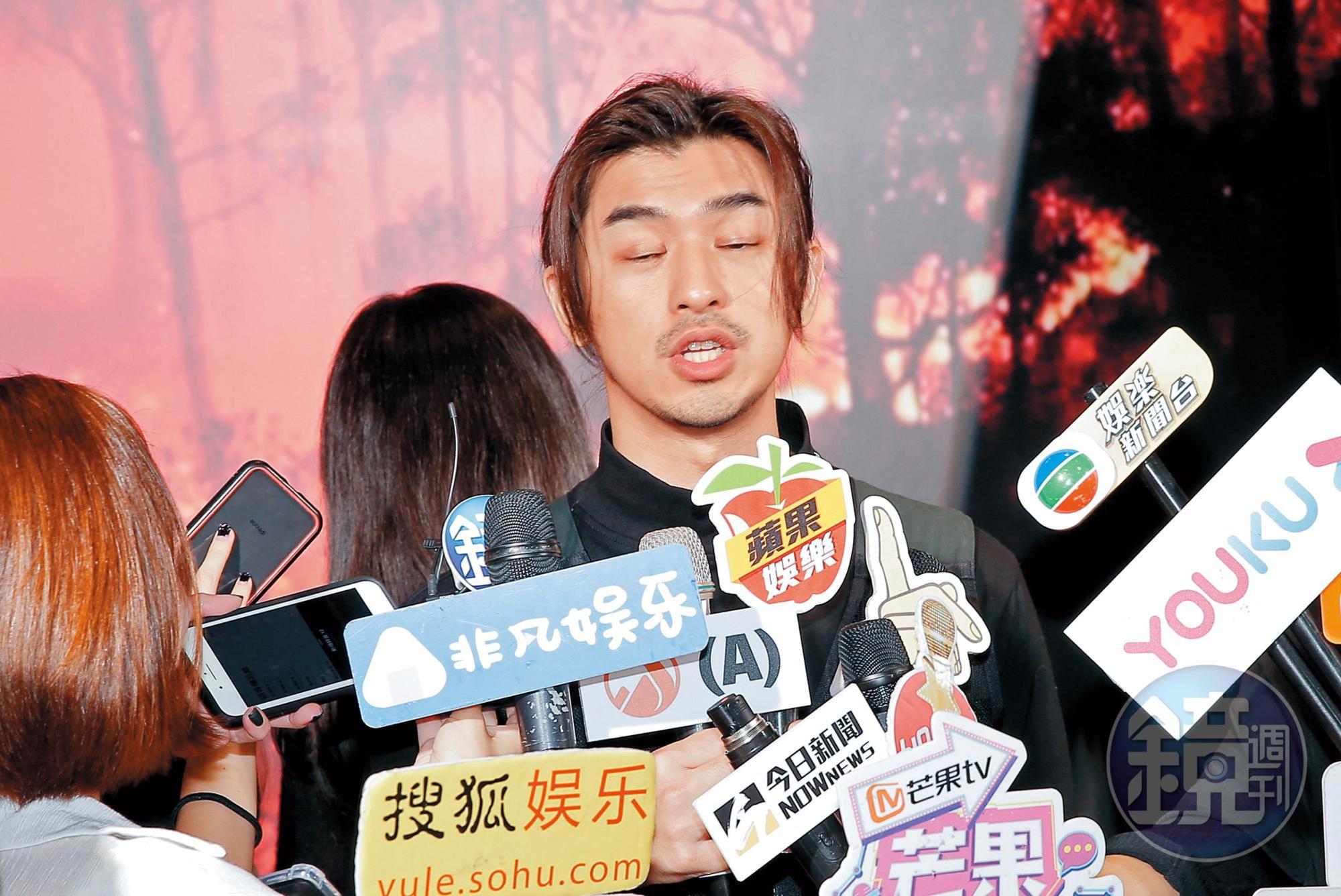 看陳柏霖一臉爽的，畢竟是自己主理的品牌，大新聞就是要在這種場合口爆出去。