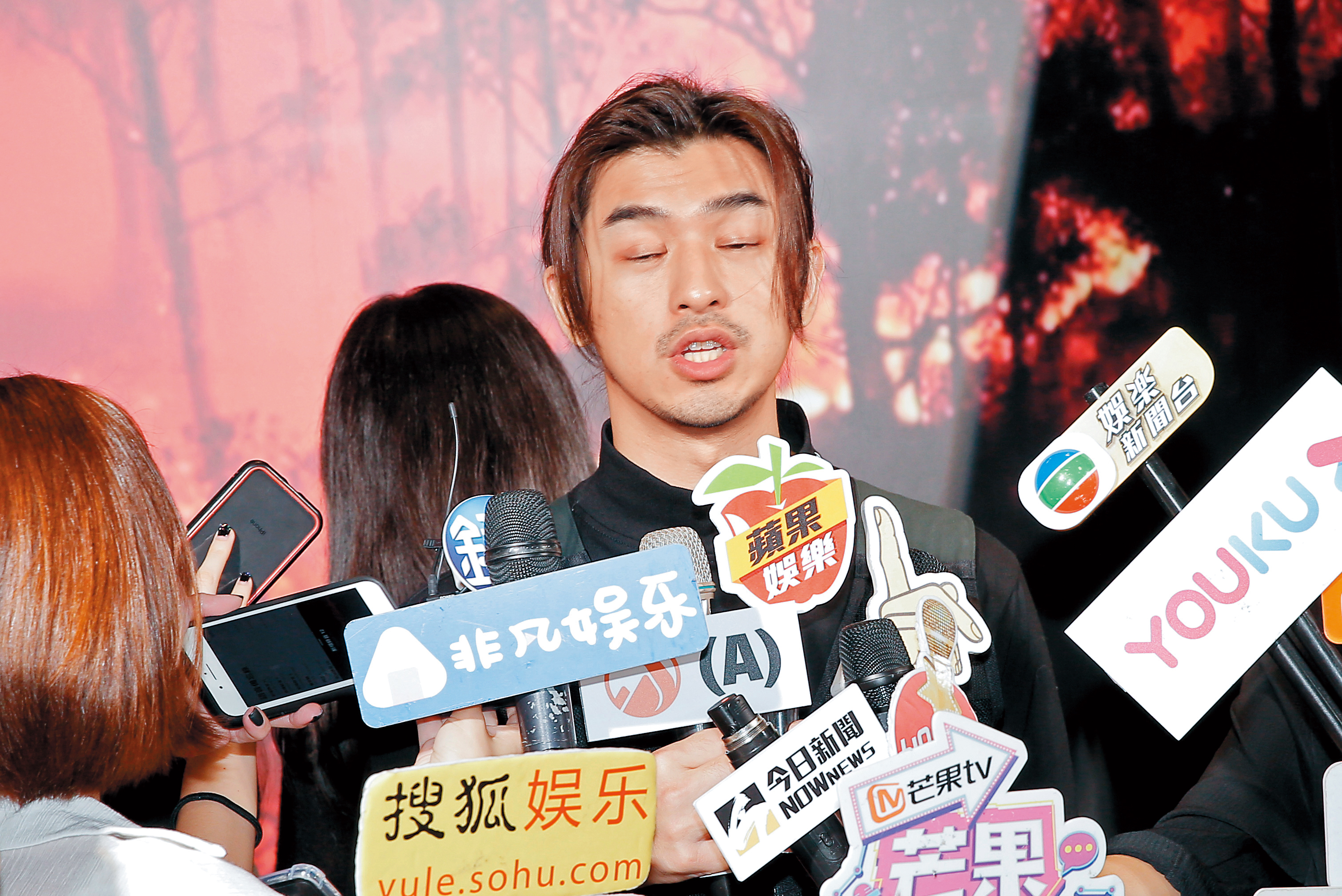 看陳柏霖一臉爽的，畢竟是自己主理的品牌，大新聞就是要在這種場合口爆出去。