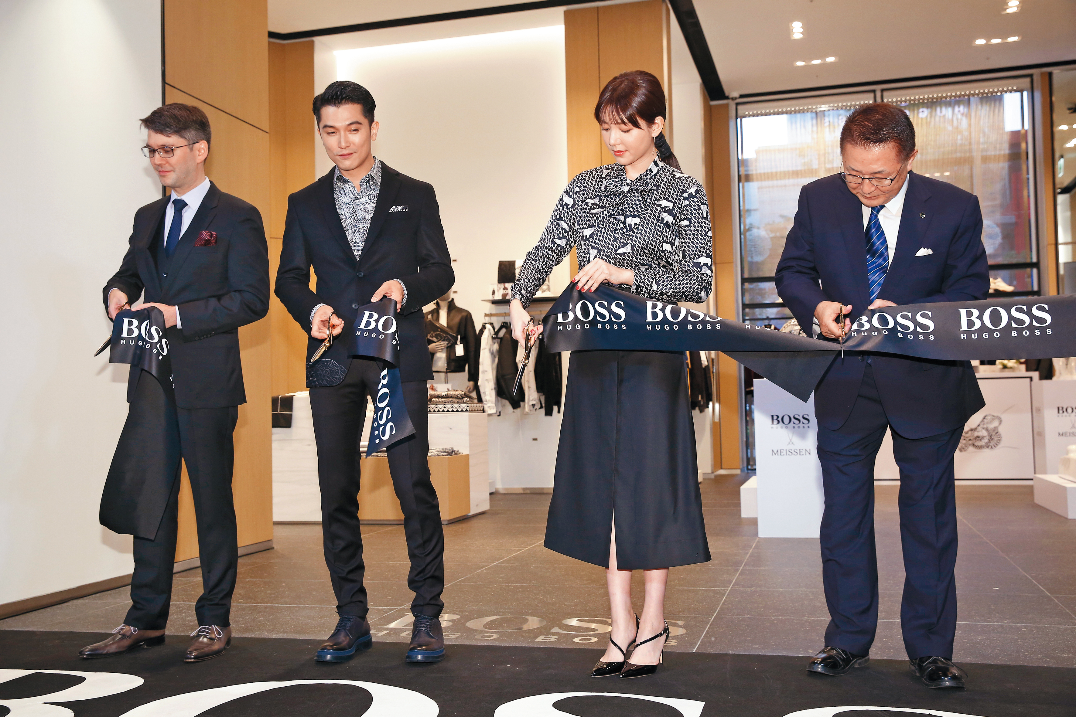 邱澤（左2）整場活動下來，看來跟郭雪芙（右2）很不熟，但其實2人可以透過李毓芬連結在一起。