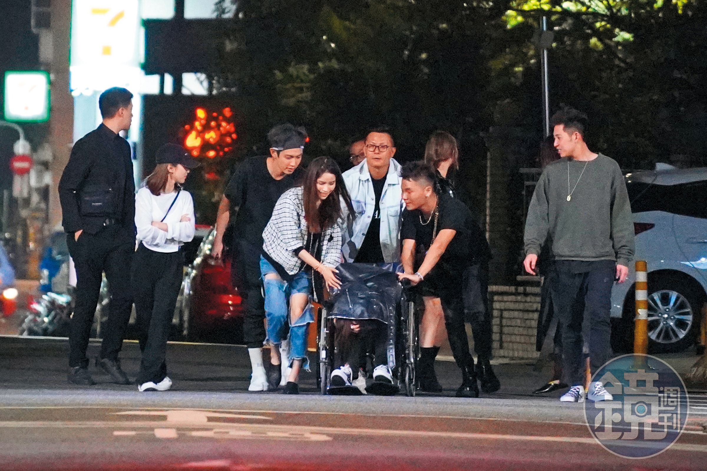 11/4 03:02 柯震東（左一）跟好友從錢櫃走出來，當中一人疑似喝醉以輪椅代步。