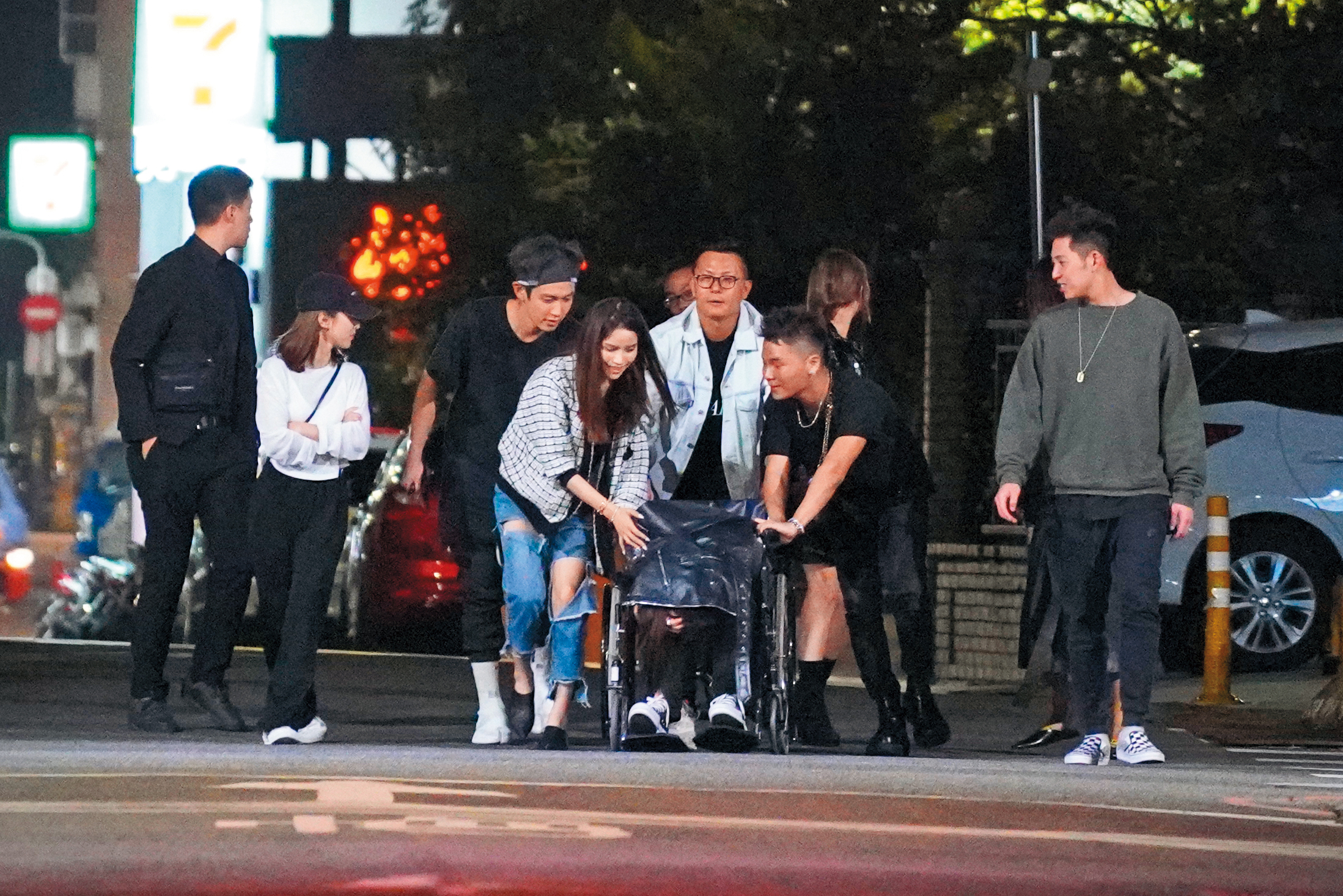 11/4 03:02 柯震東（左一）跟好友從錢櫃走出來，當中一人疑似喝醉以輪椅代步。