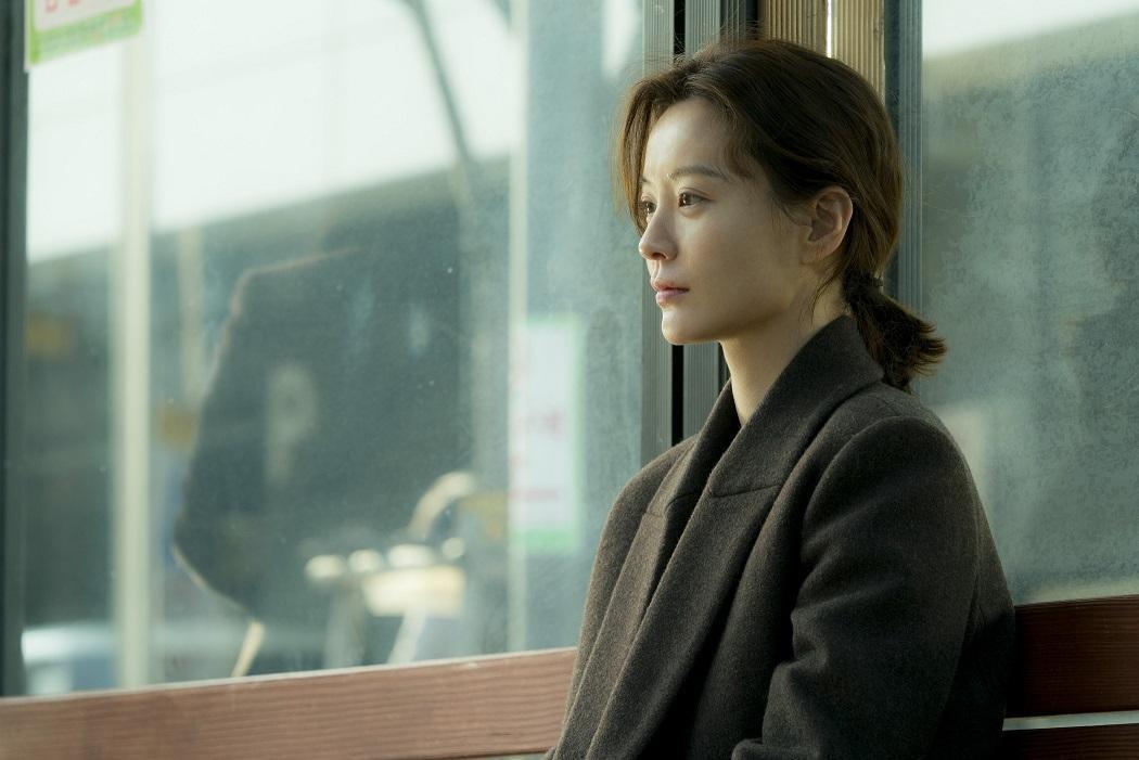 《82年生的金智英》改編自同名小說，被視為「女性主義」之作而遭到韓國仇女族群抵制。（車庫娛樂提供）