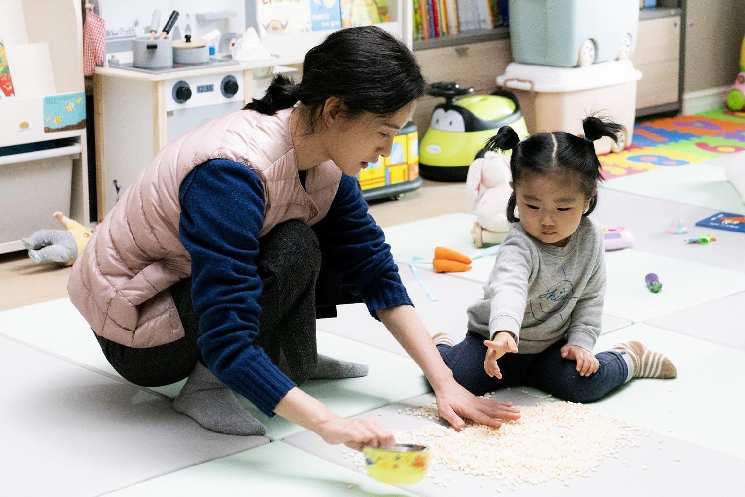 鄭有美在新片《82年生的金智英》飾演全職家庭主婦，刻畫出韓國女性在日常生活中所遭遇的困境。（車庫娛樂提供）