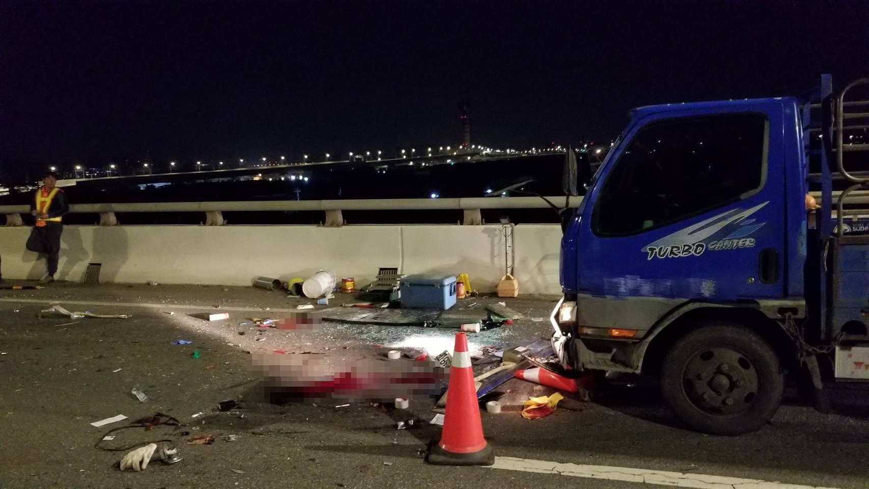 李姓工人遭撞送醫不治，車禍現場血跡斑斑。（翻攝畫面）