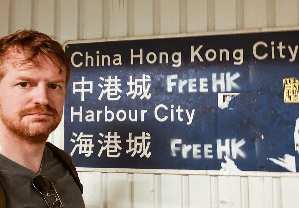 德國記者於推特上表示比起待在IS前線,更害怕港警。(翻攝Enno Lenze推特)