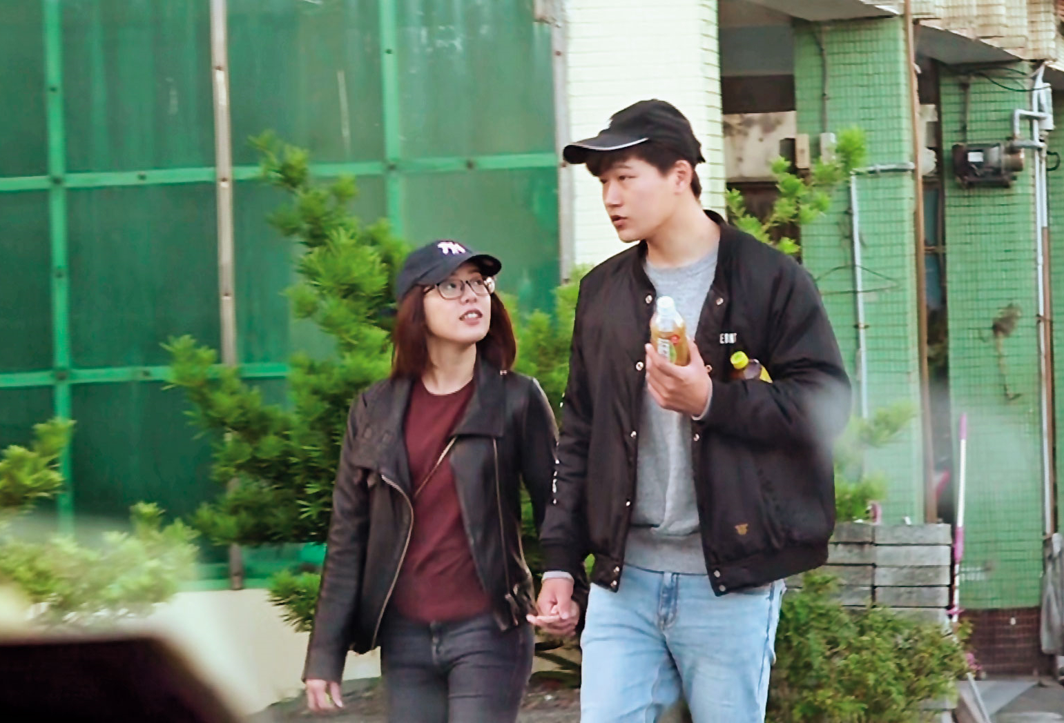 11月9日15:13，逃離鎂光燈焦點的台北，黃瀞瑩一臉素顏加上黑框眼鏡，與新歡男記者十指緊扣在頭城大街曬愛。