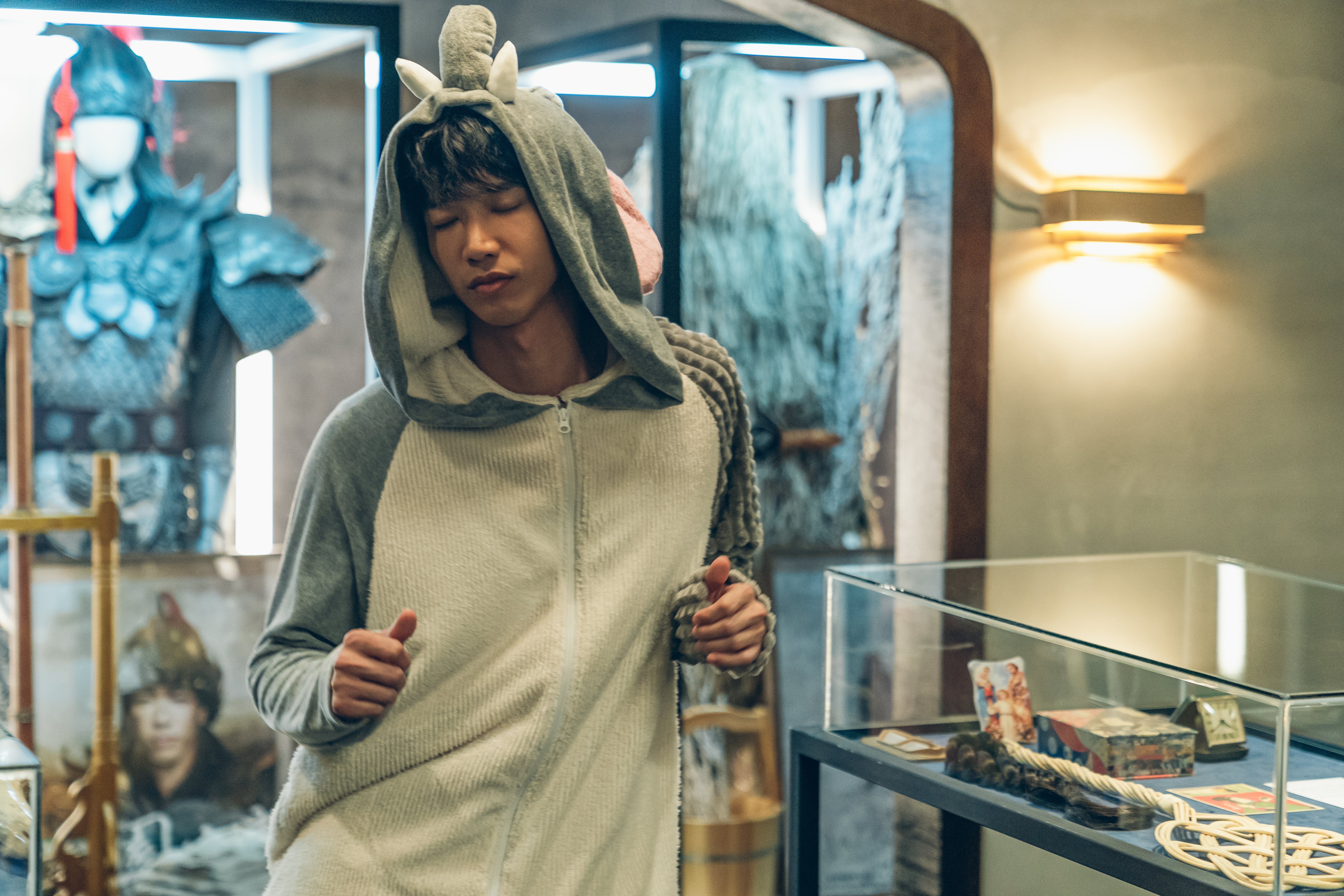 劉以豪在《極道千金》飾演厭世巨星,表面看起來很敬業,內心卻不耐煩,還有可愛又賣萌的造型。(Netflix提供)