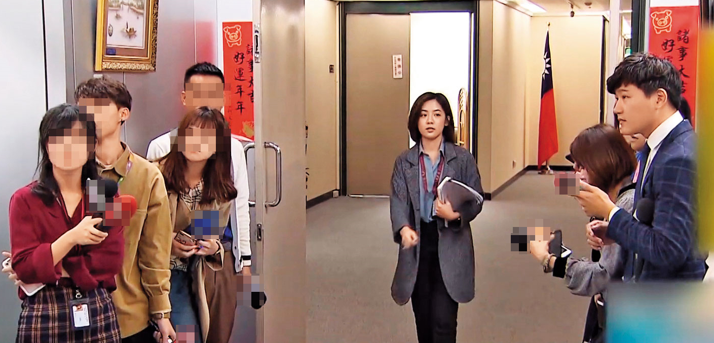 黃瀞瑩爆出遭性騷擾疑雲,1日出面受訪,前往採訪的劉男與前女友也罕見同框,彼此互動及眼神似透露三人關係。(翻攝TVBS新聞)