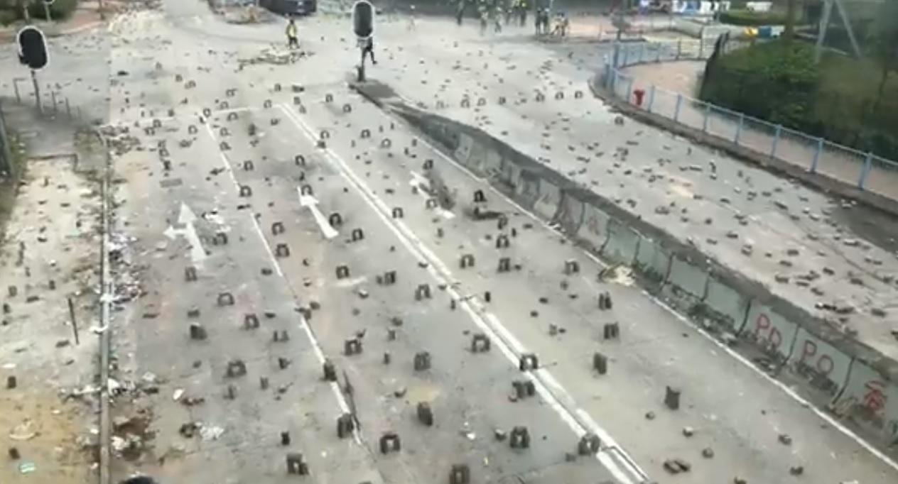 港警今和示威者於城市大學宿舍範圍發生衝突。（翻攝城市廣播直播截圖）