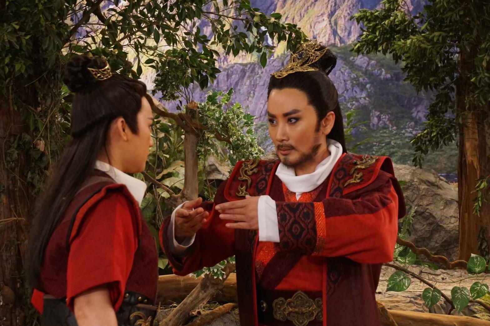 陳亞蘭歌仔戲《忠孝節義》第二單元「孝感動天」飾演重華（舜帝）為角色裝扮大鬍子造型相當吸睛。（麗生百合提供）